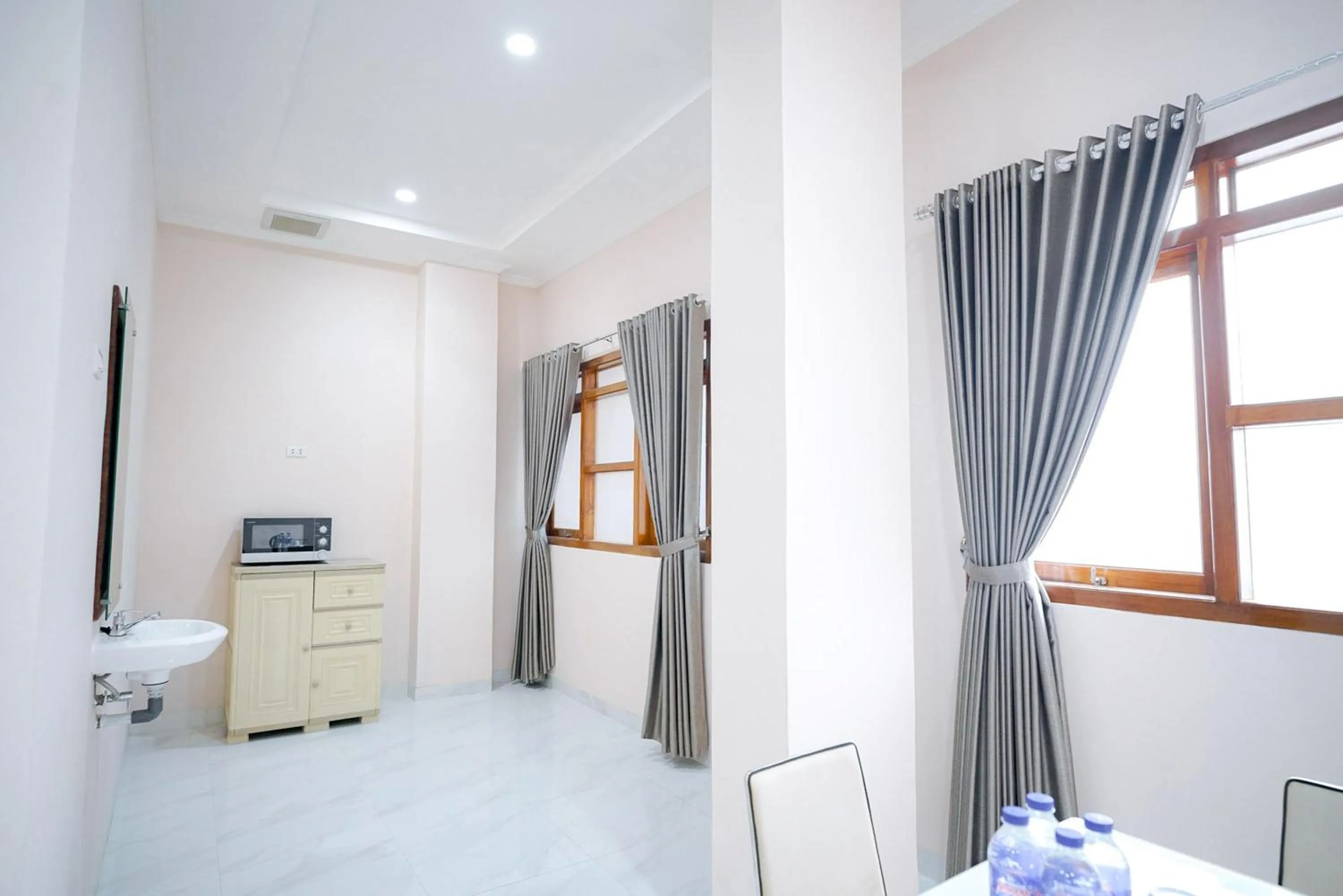 Dining area, Bed in Sans Bougenville Lampung