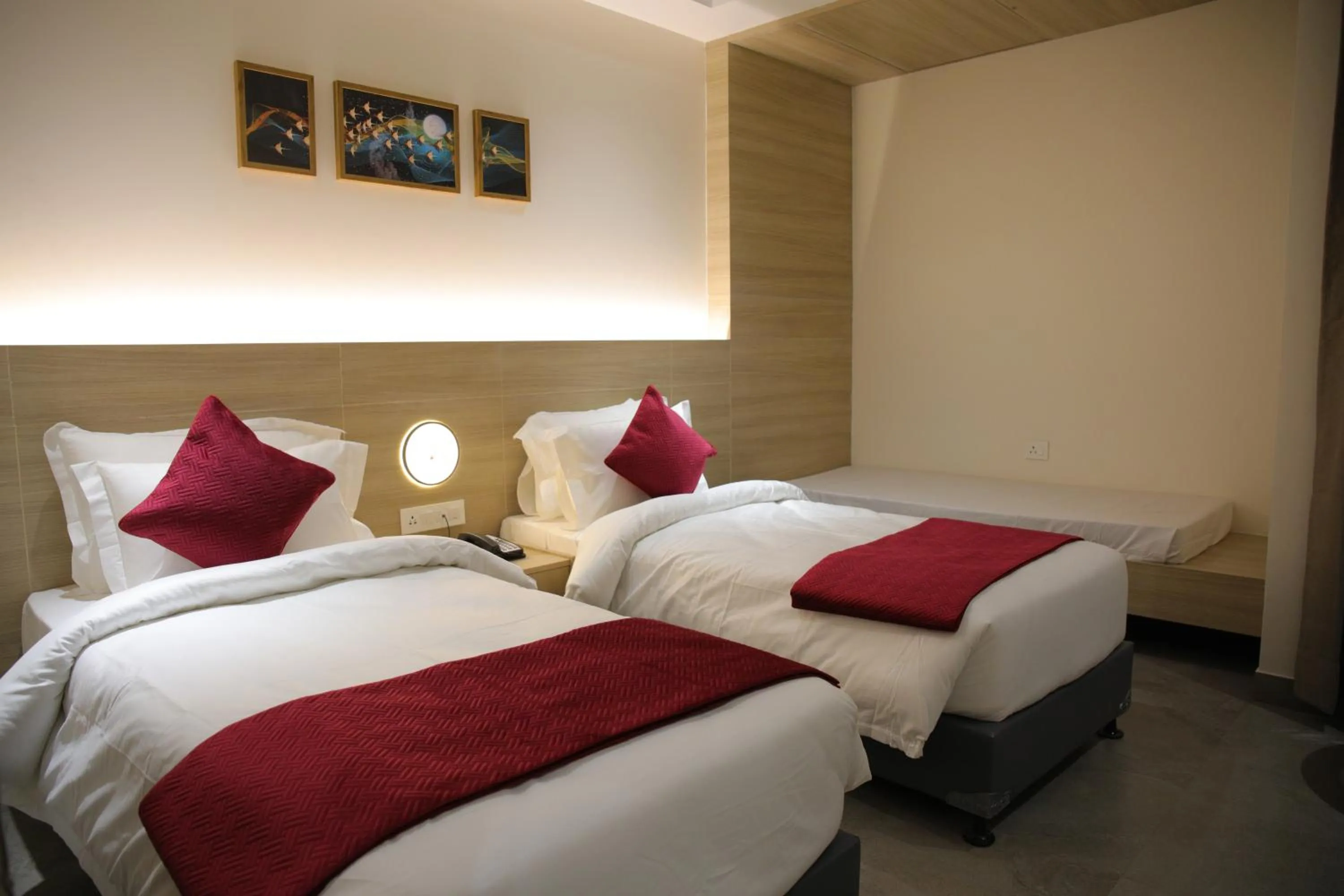 Bedroom, Bed in Pride Biznotel Haldwani