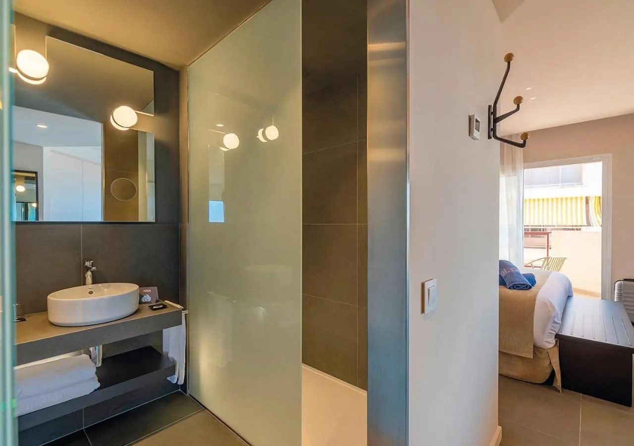 Bathroom, Bed in AQUA Hotel Promenade & Spa 4Sup