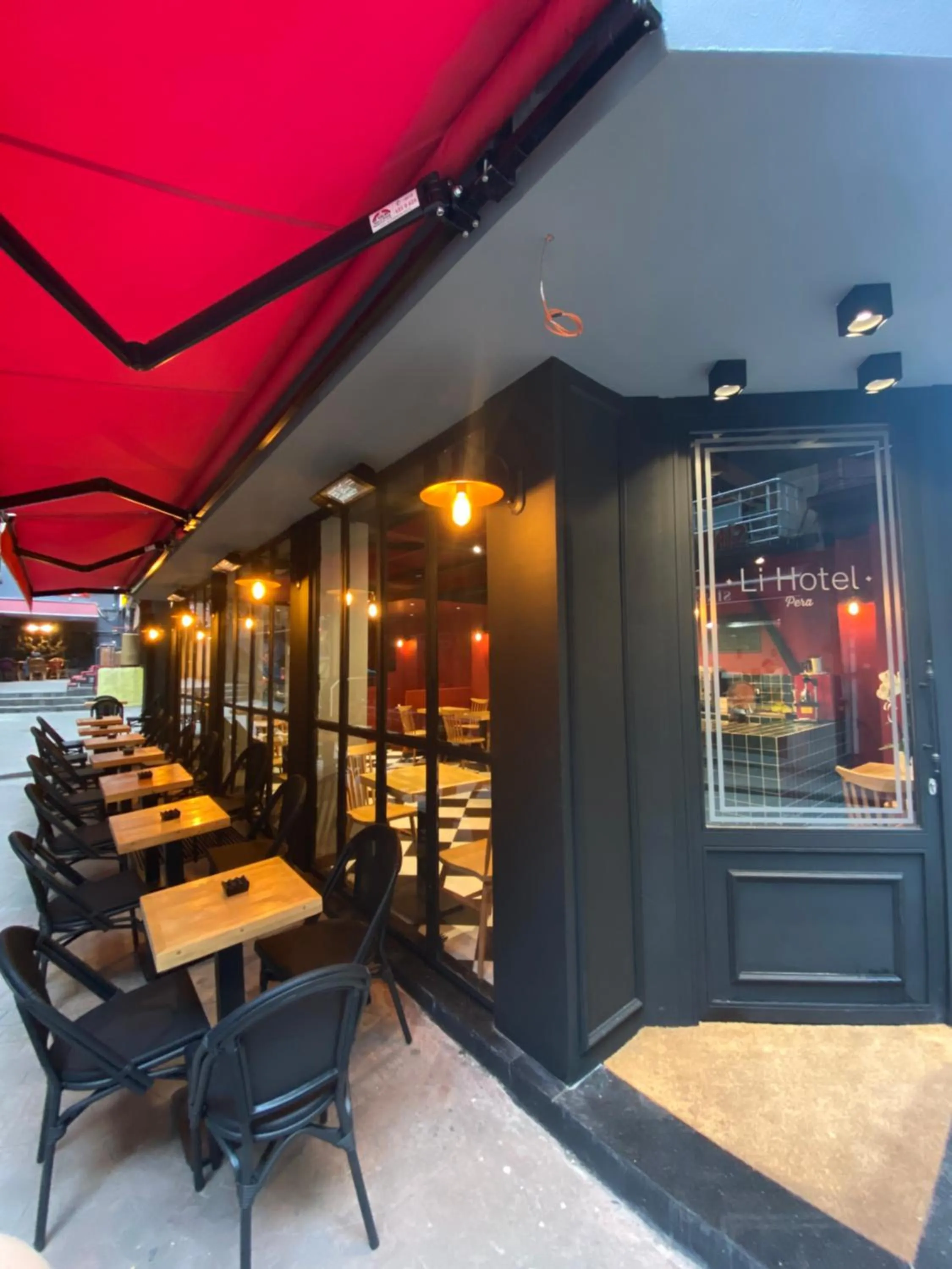 Restaurant/places to eat in Li Hotel Pera