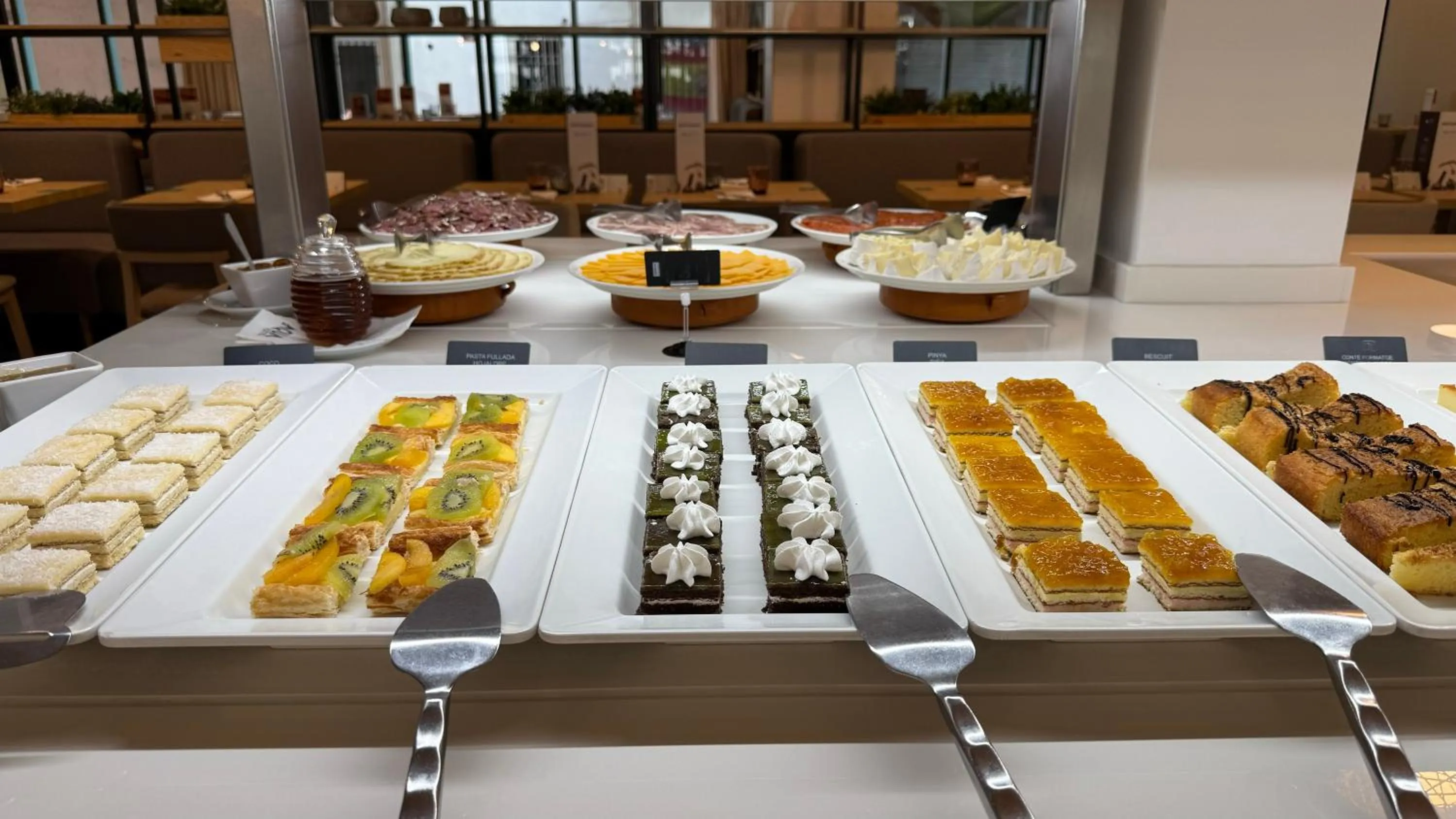 Restaurant/places to eat in AQUA Hotel Bertran Park