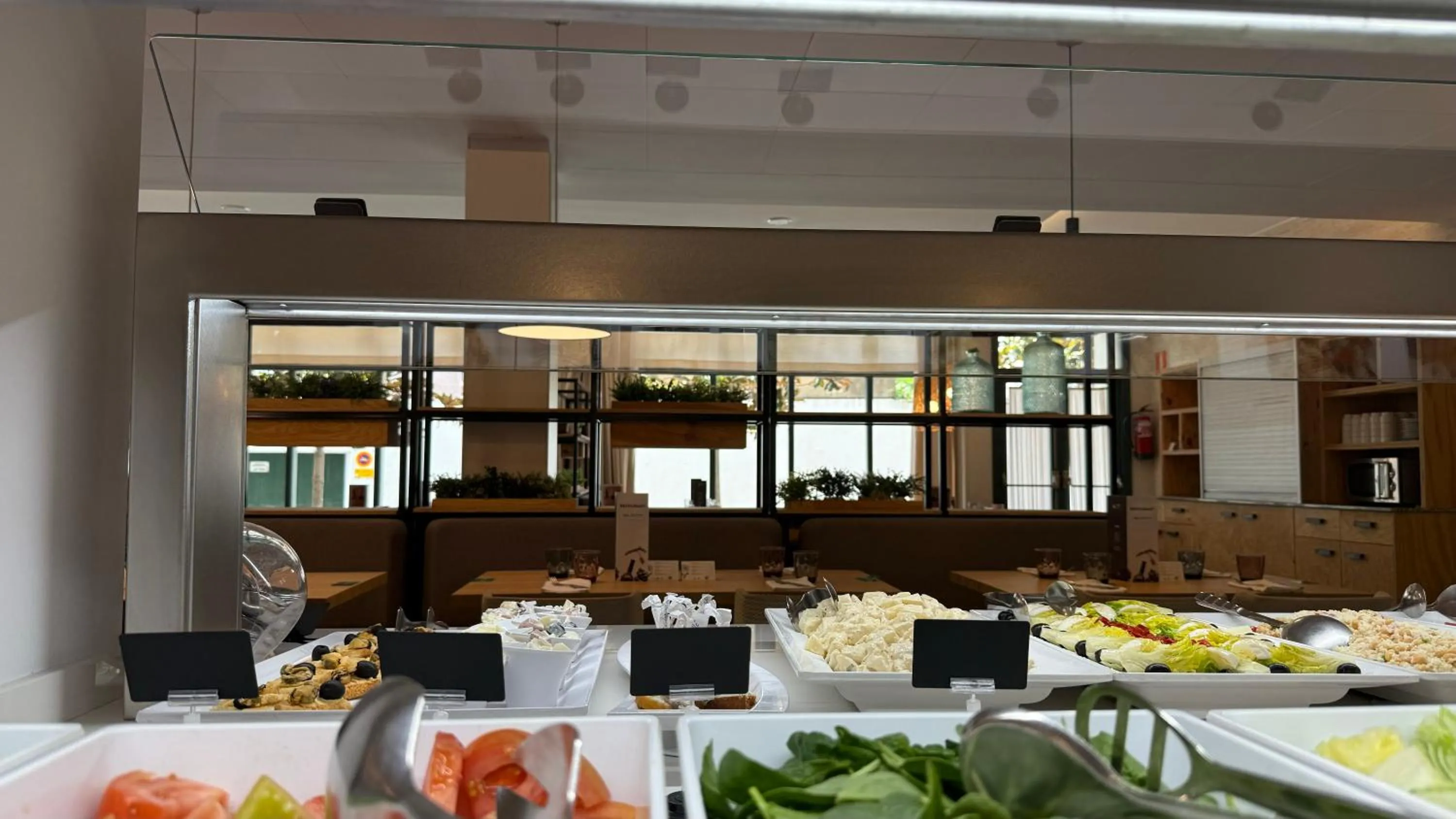 Restaurant/places to eat in AQUA Hotel Bertran Park