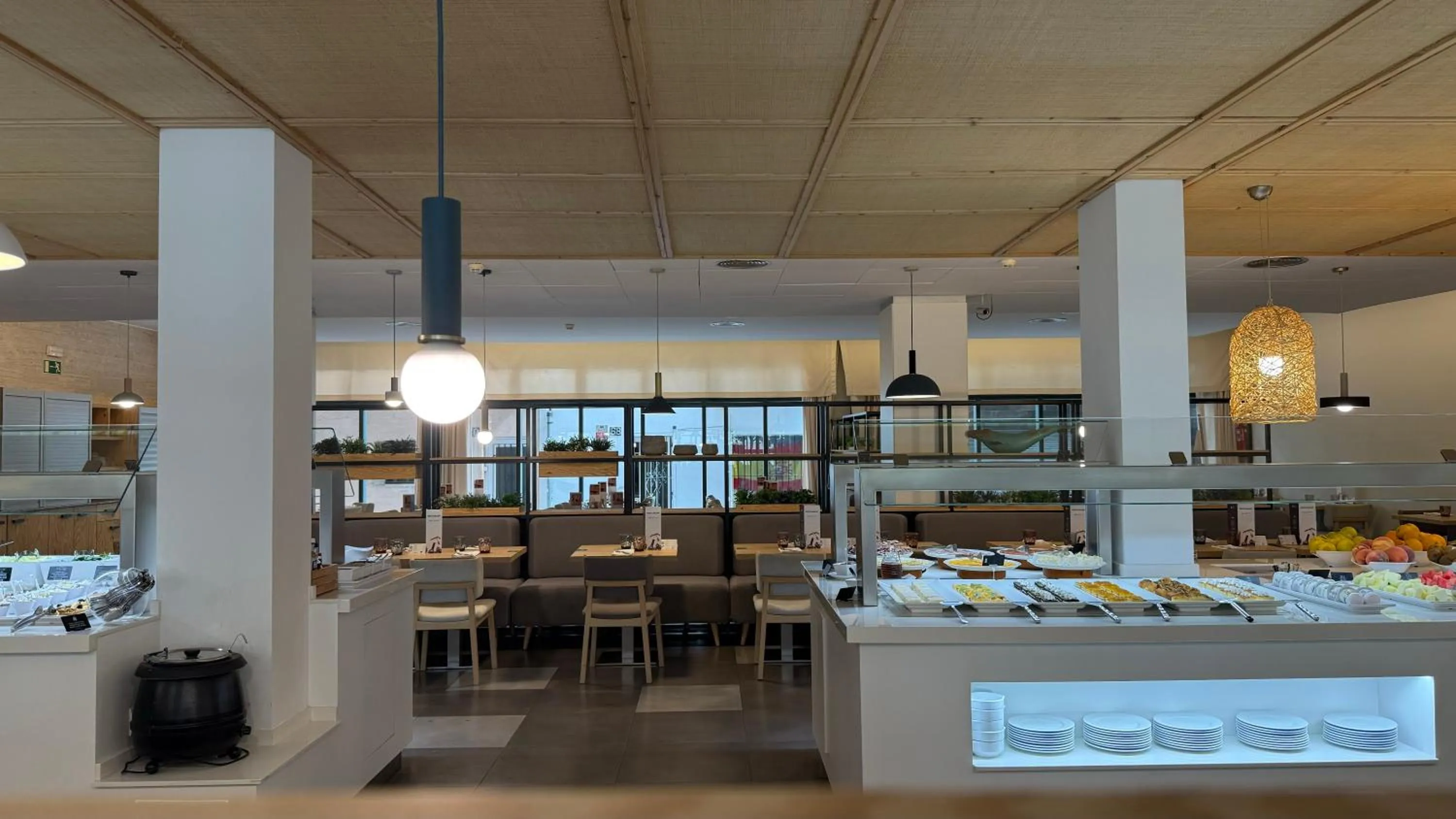 Restaurant/places to eat in AQUA Hotel Bertran Park