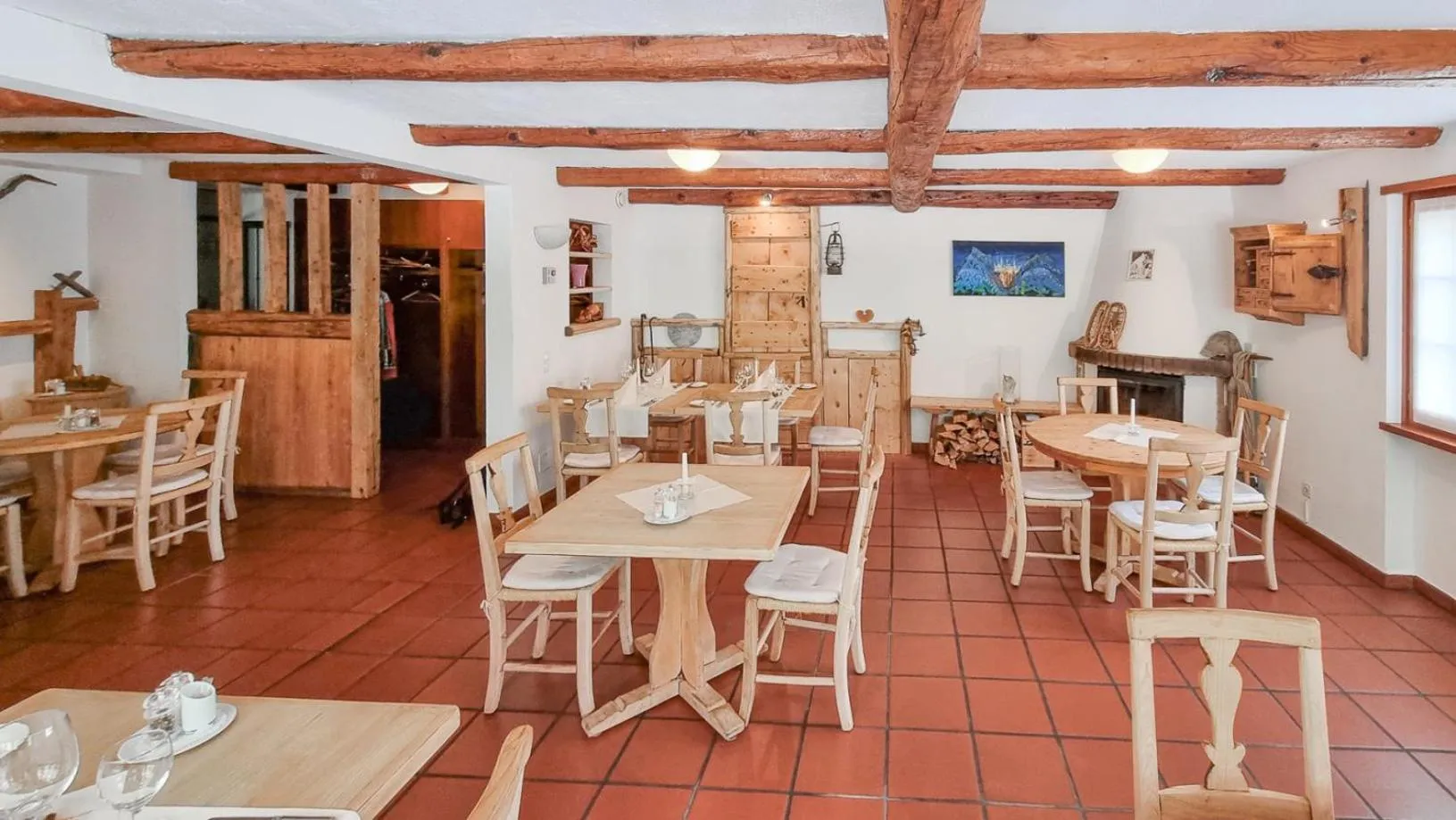 Restaurant/places to eat in Hotel Santana