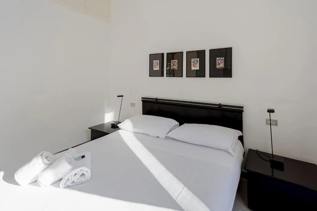Bed in Victoria Hall Bordighera - 2 bedroom apartment - Parking