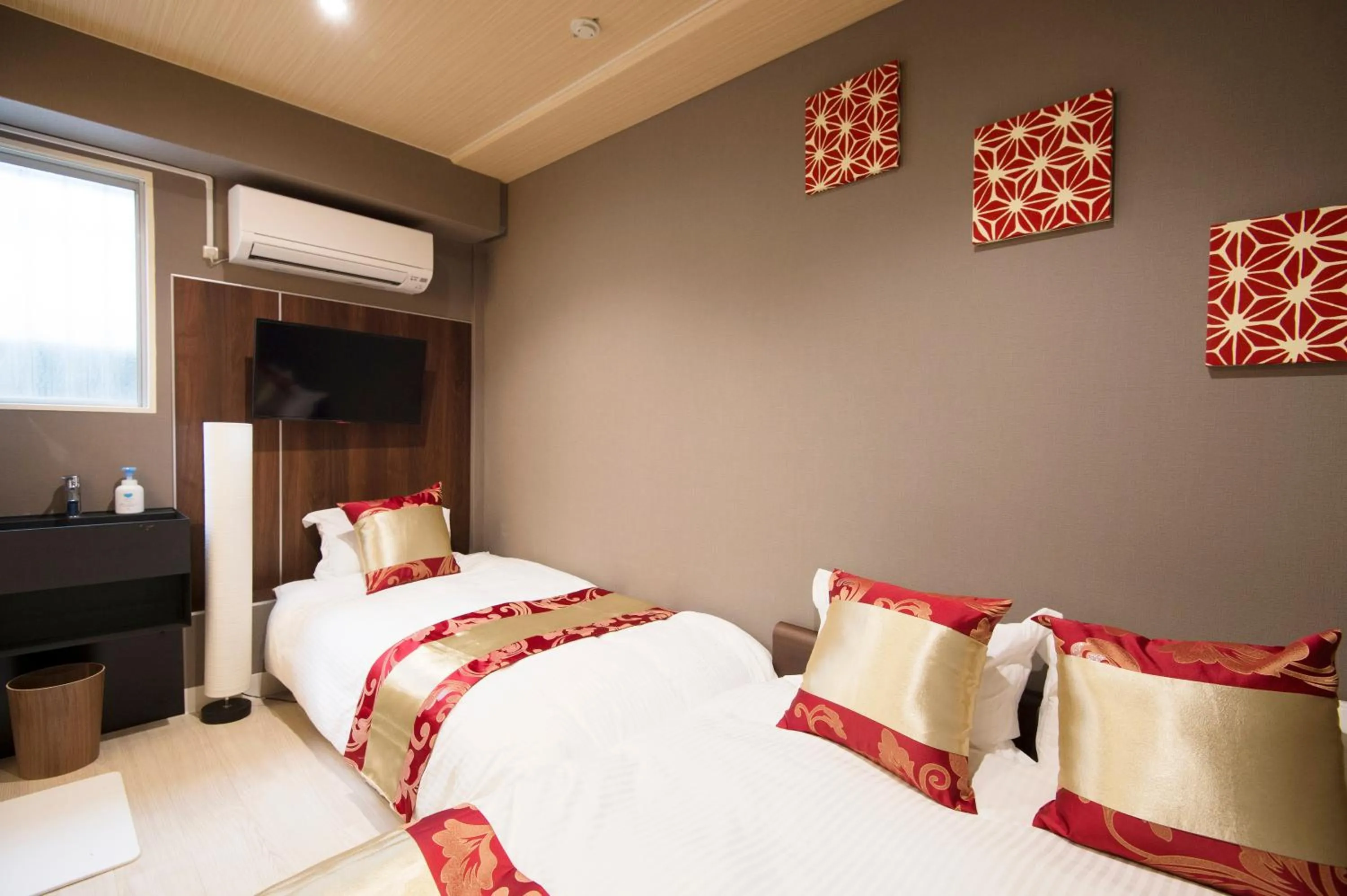 Bed in akihabara marutomo hotel