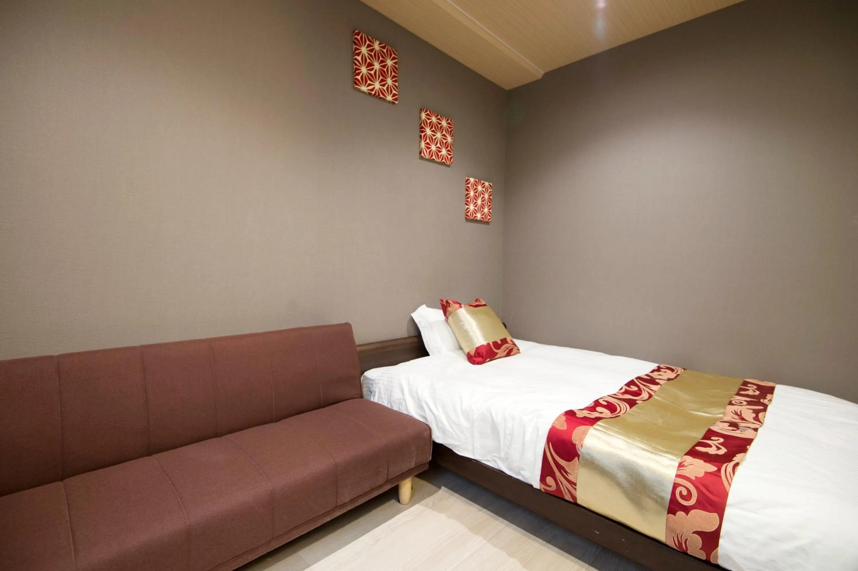 Bed in akihabara marutomo hotel