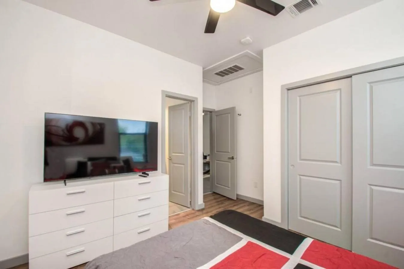 Modern 2 Bedroom 2 Bathroom Near Downtown Houston