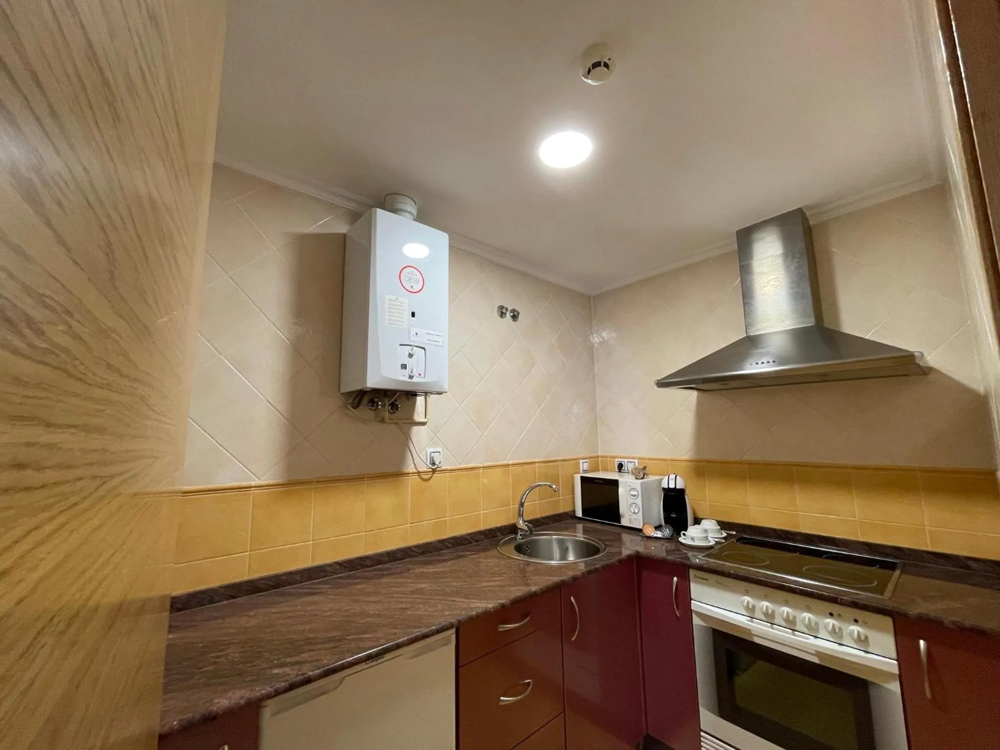 Kitchen or kitchenette in Aparthotel Arenteiro