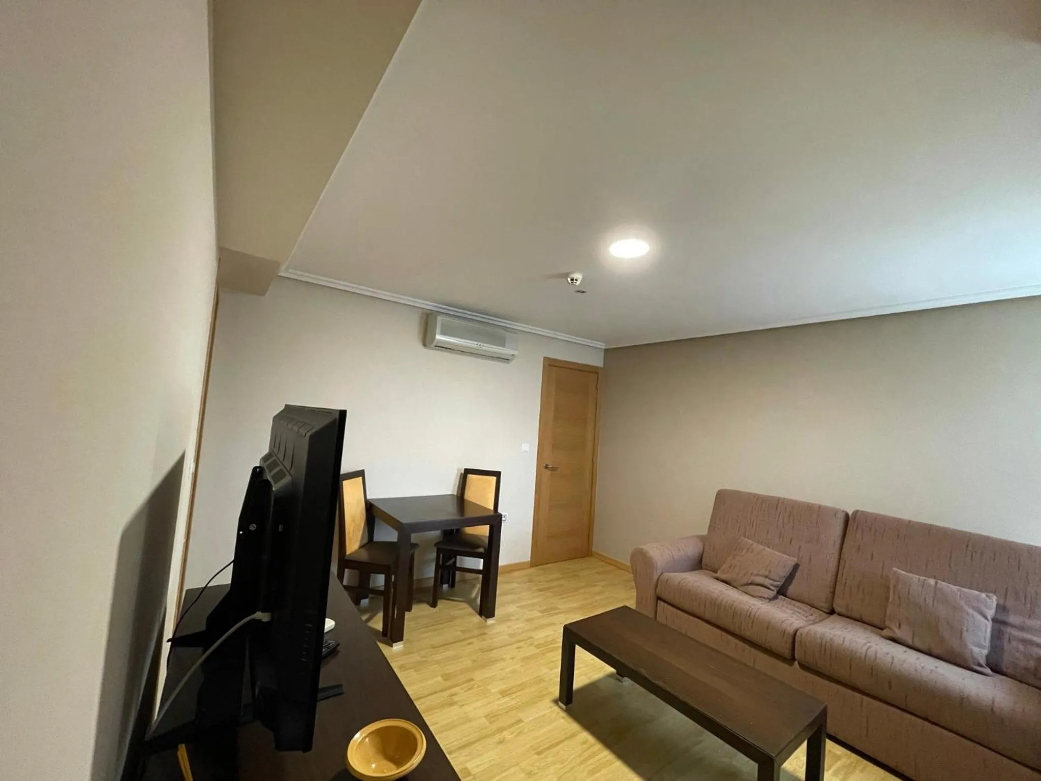 Communal lounge/ TV room in Aparthotel Arenteiro