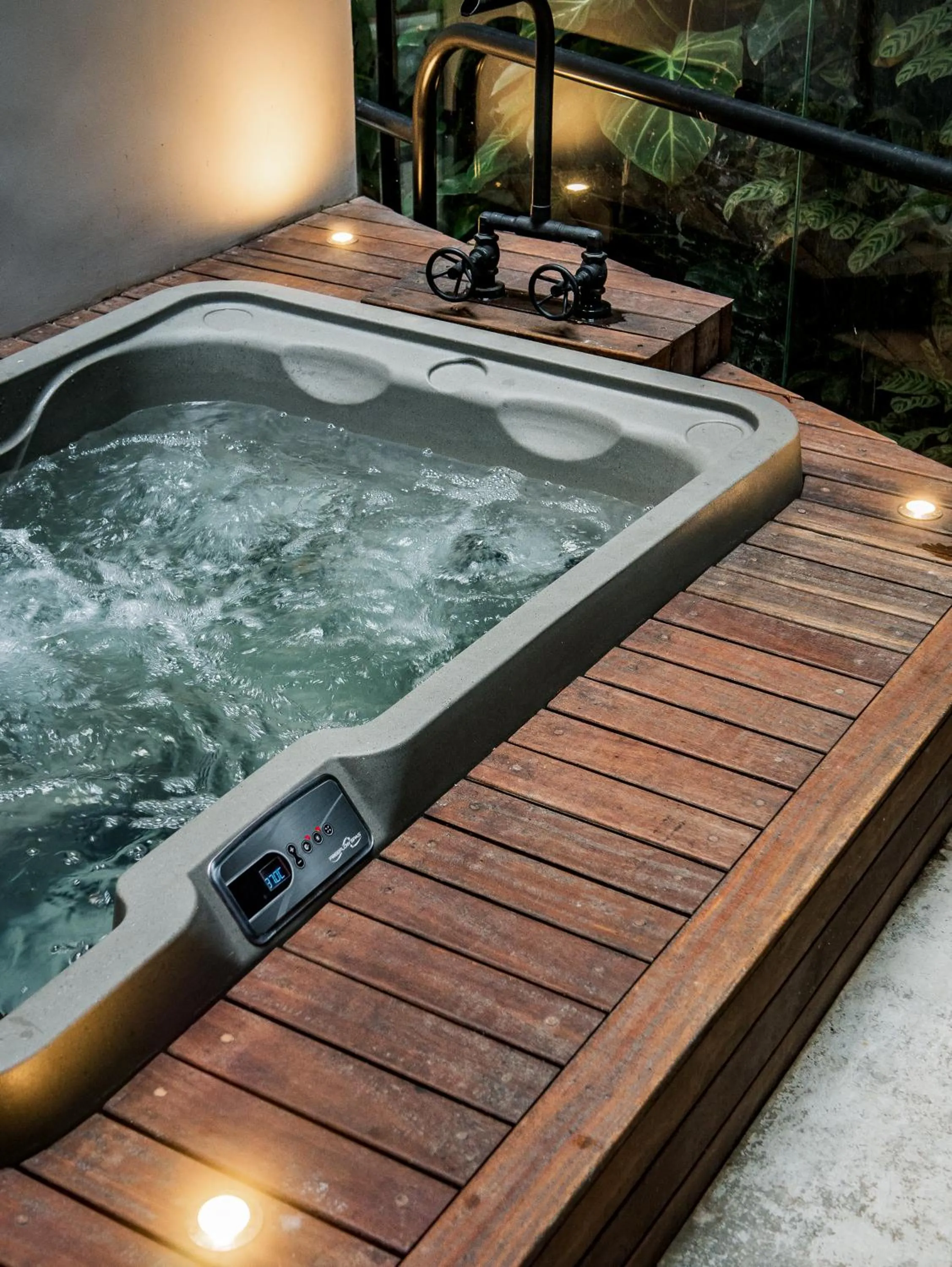 Hot Tub in The Somos Bold Hotel