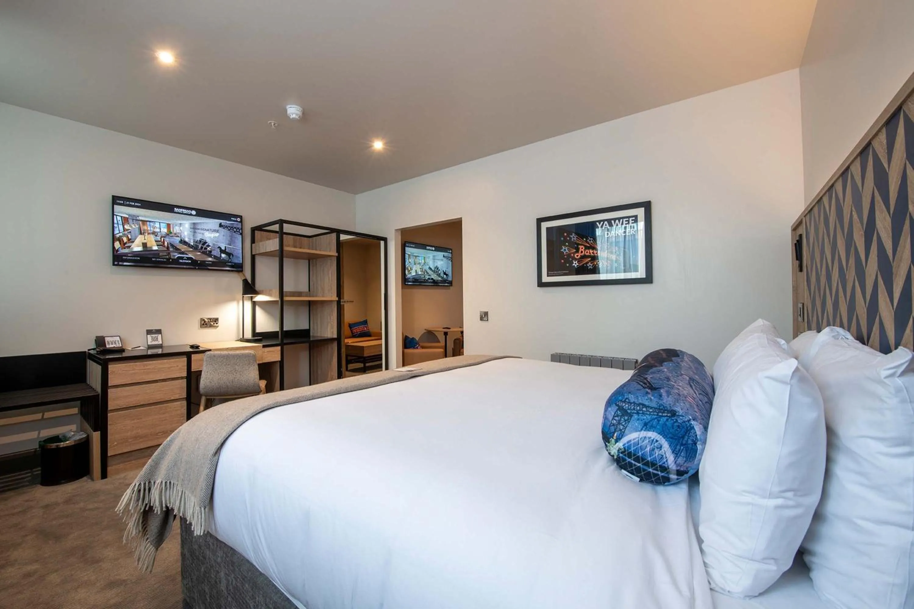 Photo of the whole room, Bed in Sandman Signature Glasgow Hotel