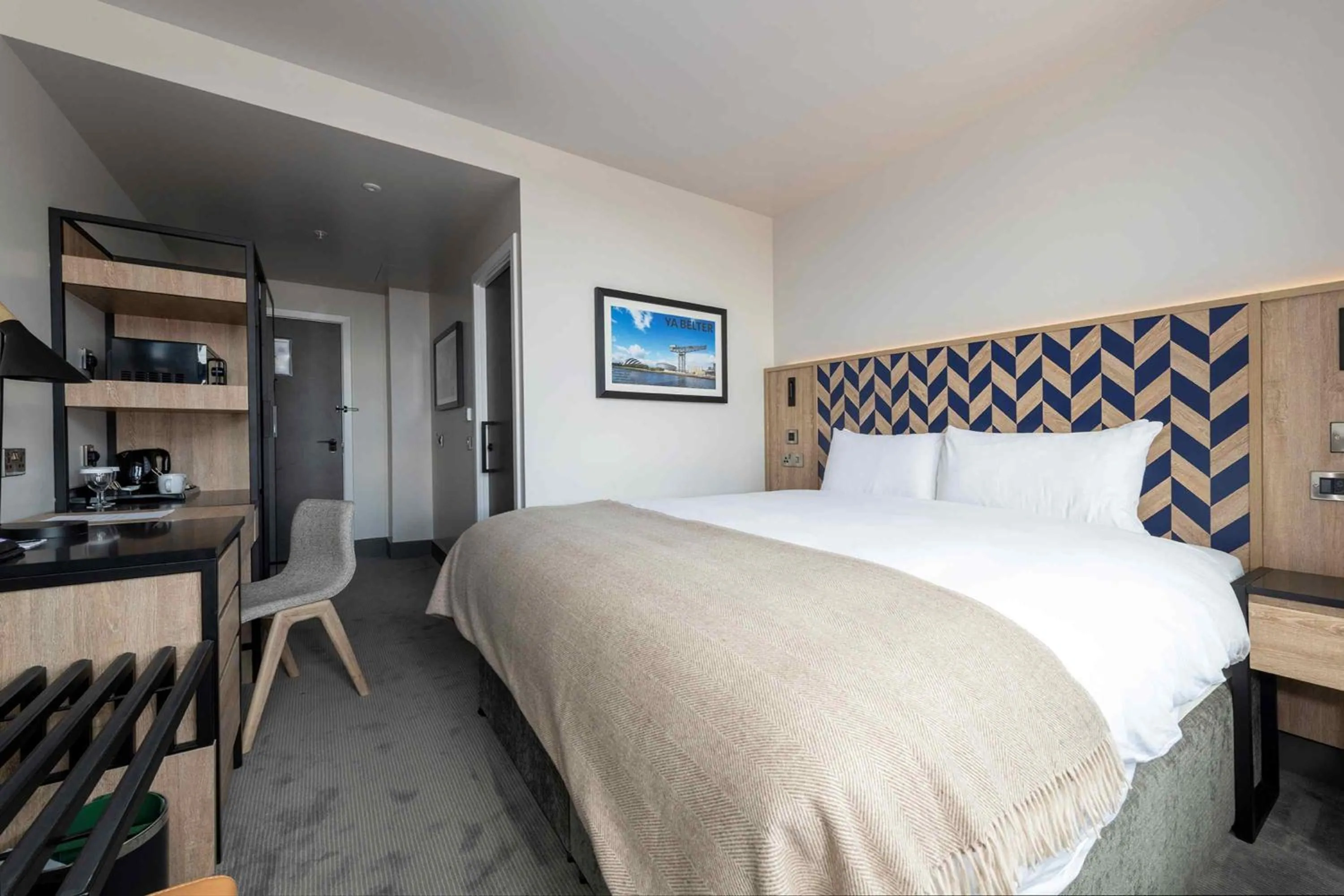 Photo of the whole room, Bed in Sandman Signature Glasgow Hotel