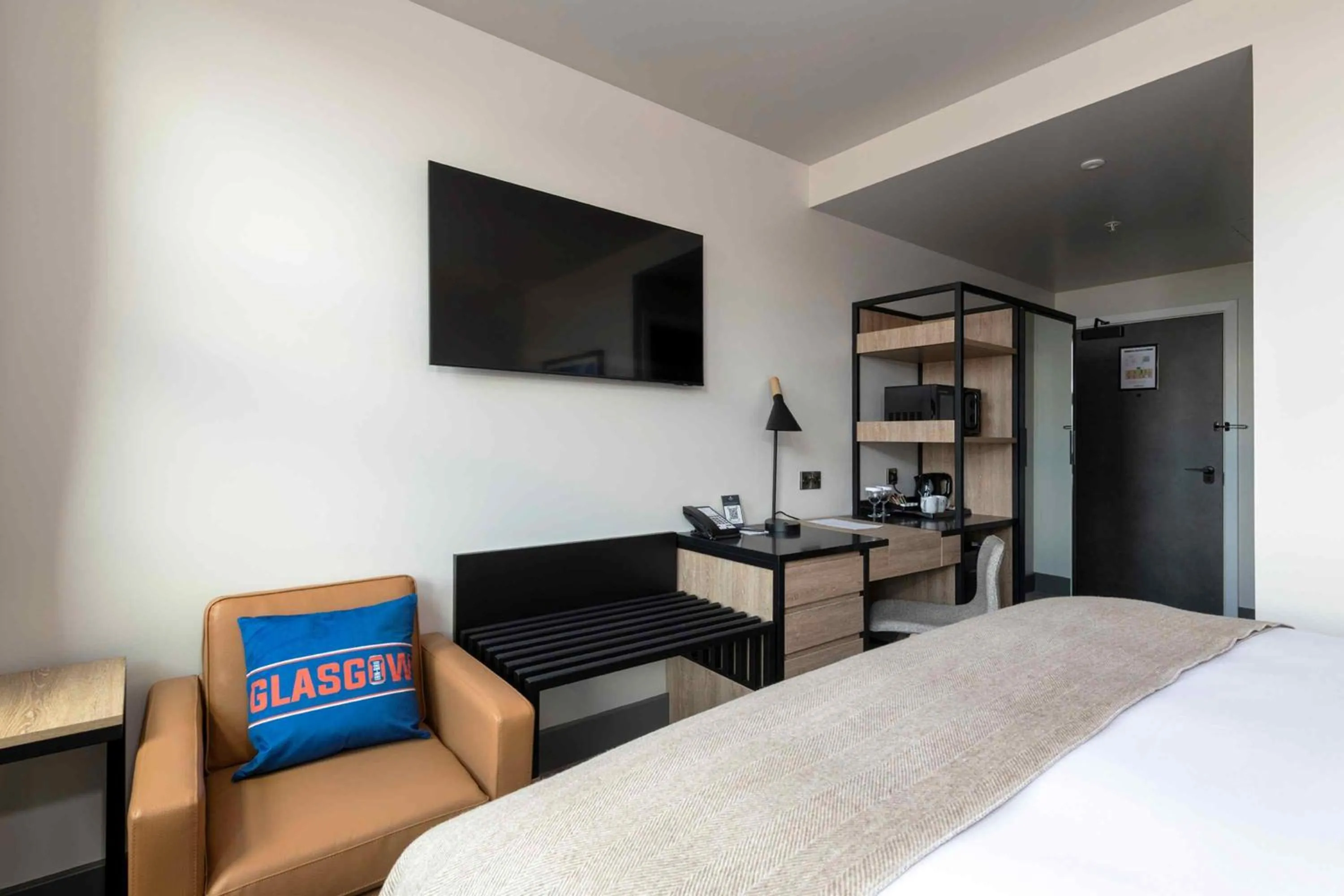 Photo of the whole room, Bed in Sandman Signature Glasgow Hotel