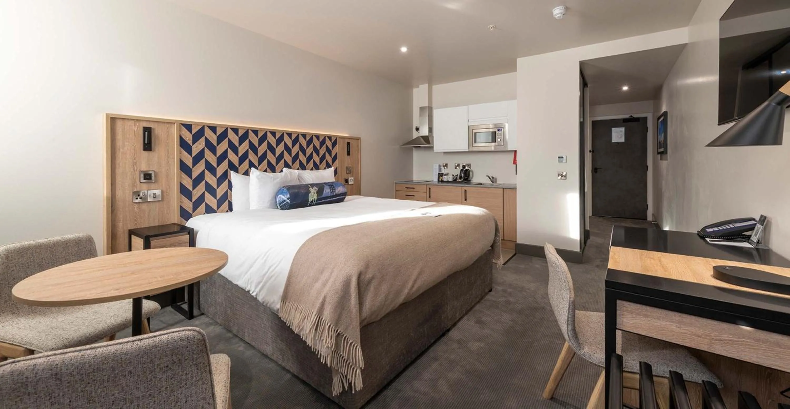 Photo of the whole room, Bed in Sandman Signature Glasgow Hotel