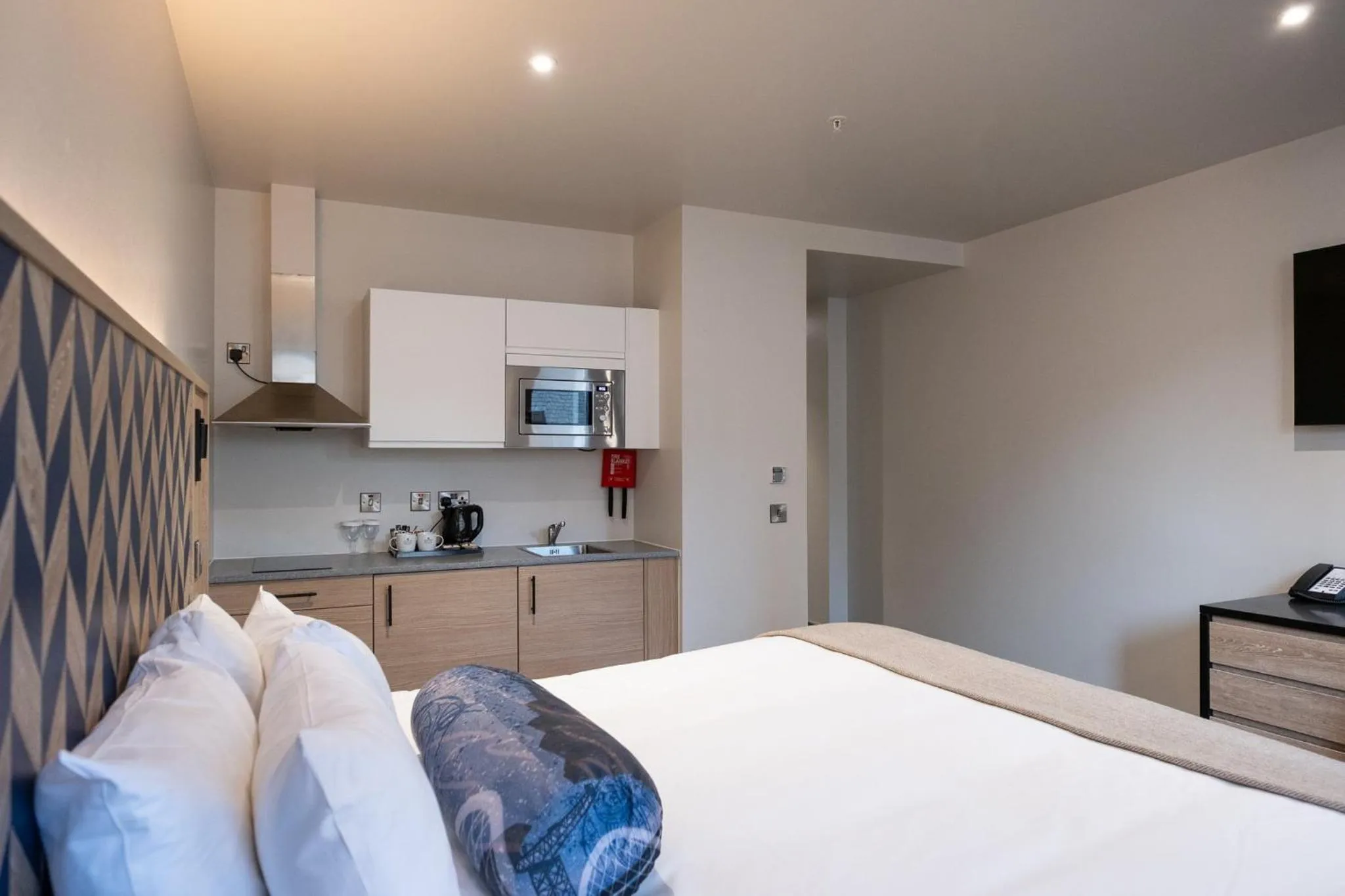 Photo of the whole room, Bed in Sandman Signature Glasgow Hotel