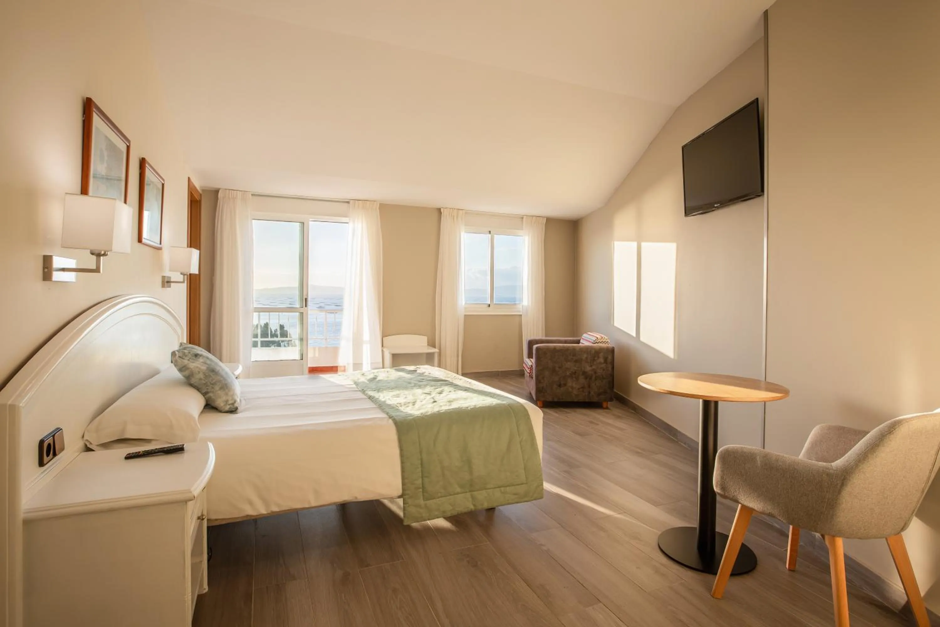 Bedroom, Bed in Hotel Mirador Ría de Arosa