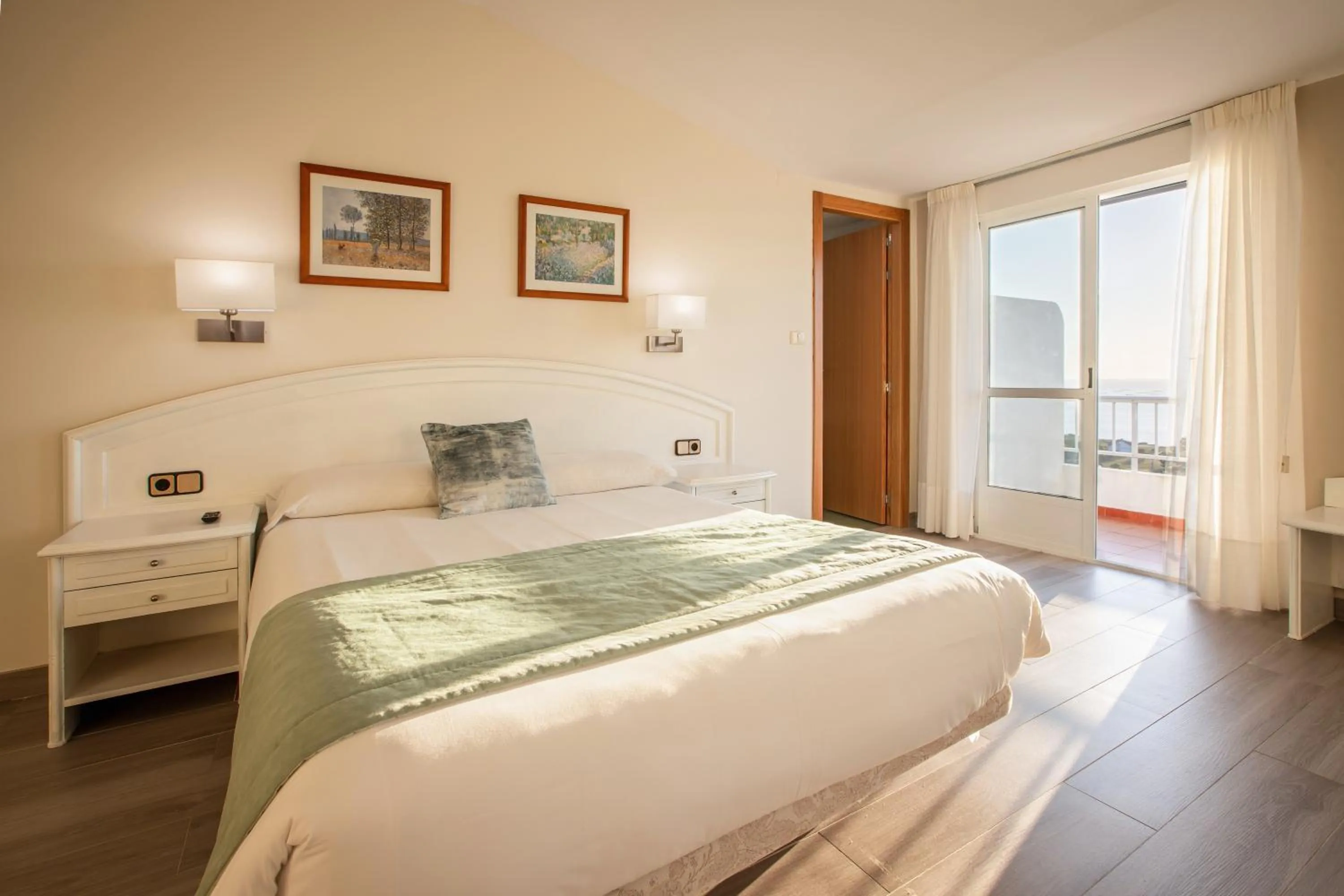 Bedroom, Bed in Hotel Mirador Ría de Arosa