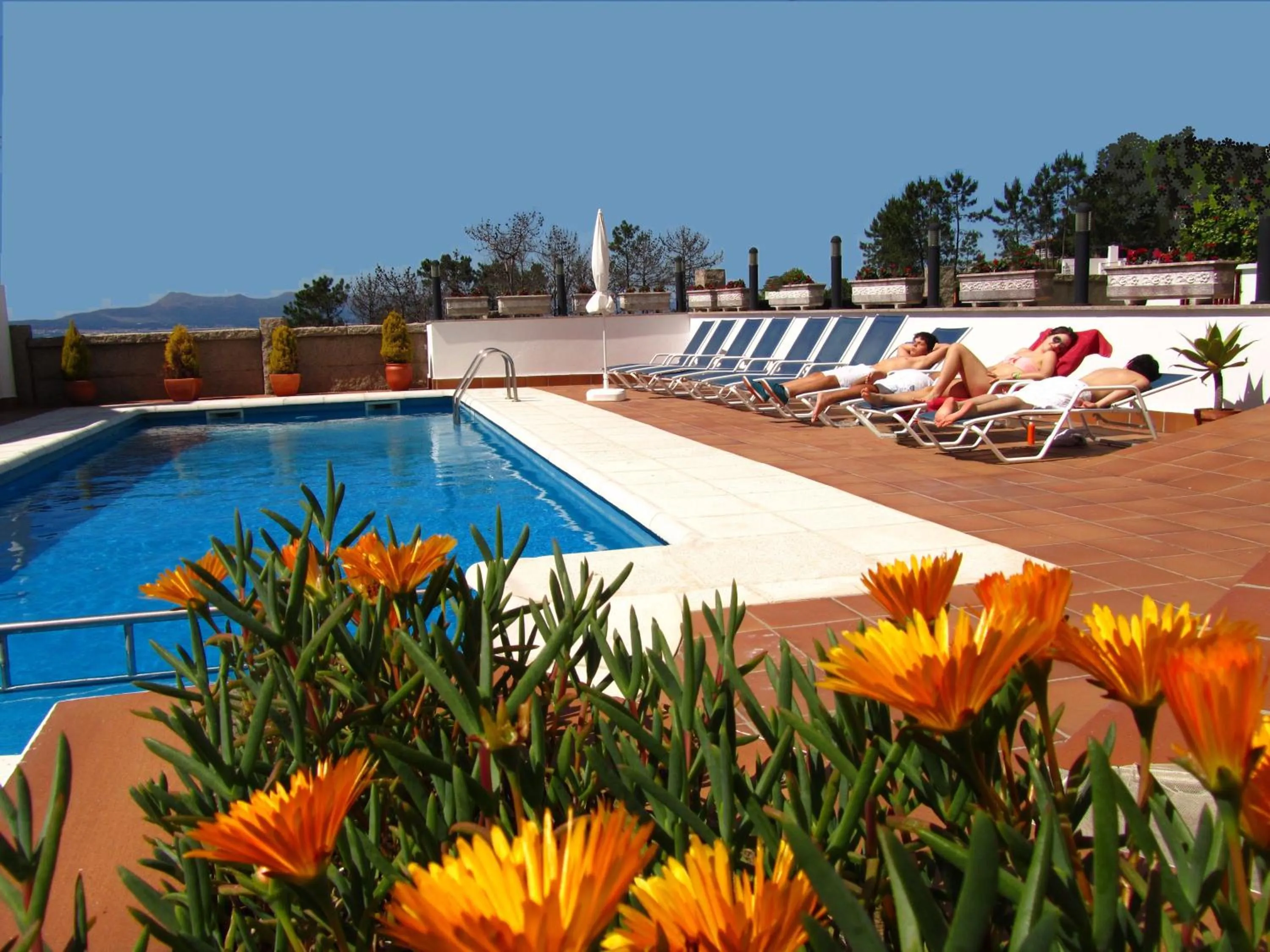 Swimming pool in Hotel Mirador Ría de Arosa