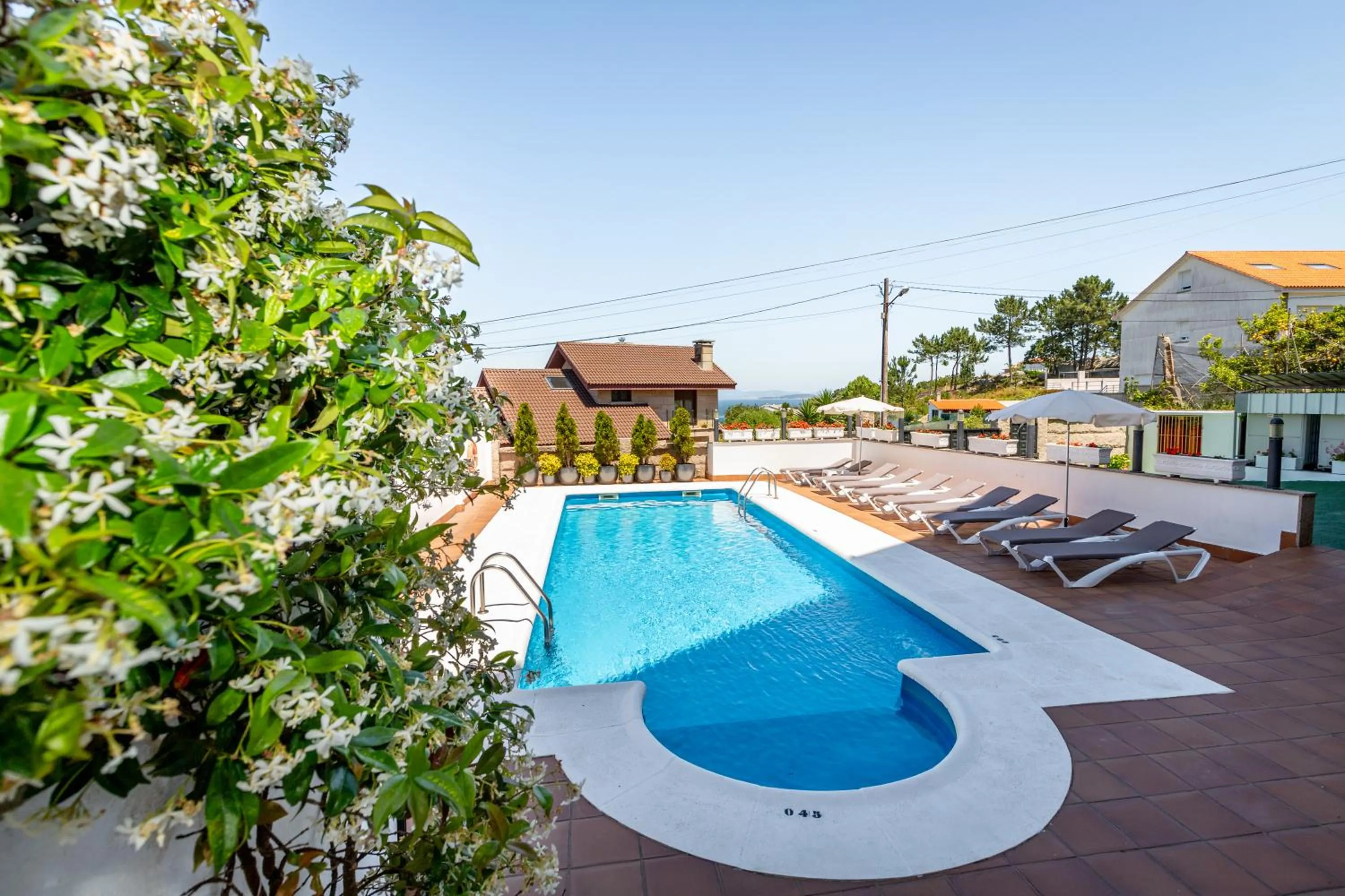 Swimming pool in Hotel Mirador Ría de Arosa