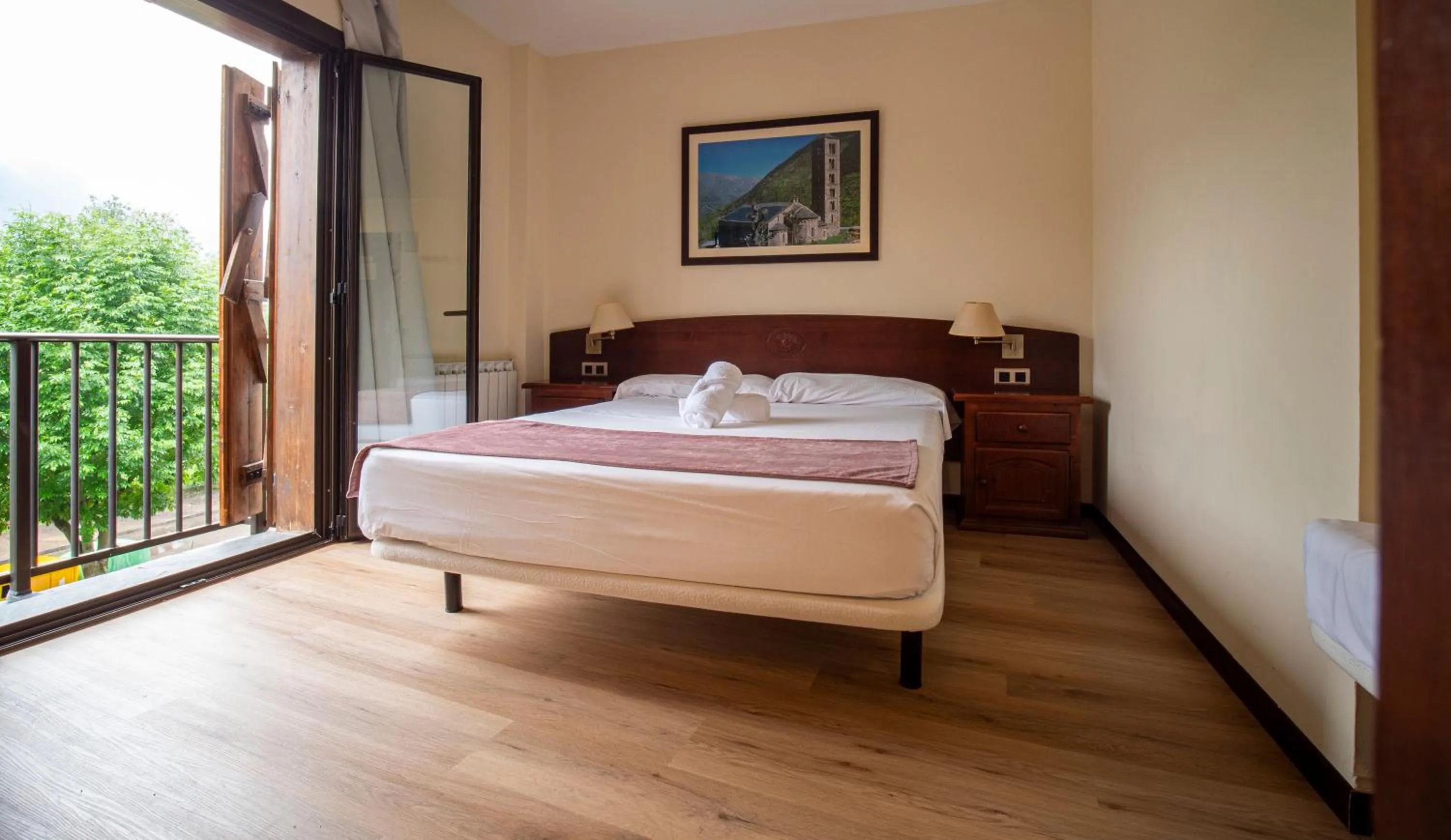 Property building, Bed in Hotel Romànic
