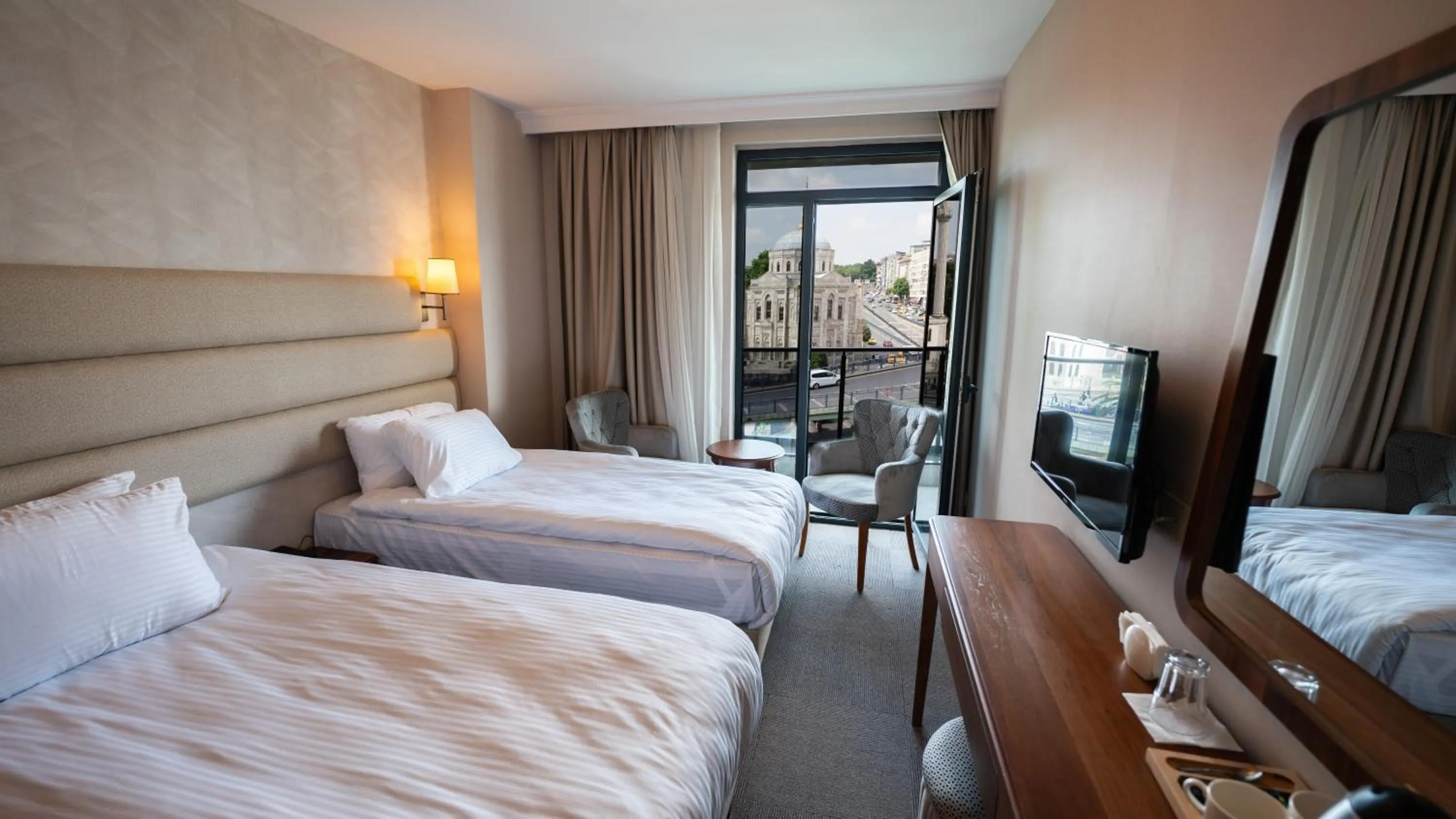 Triple Room with Balcony in Istanbul Midpoint Hotel