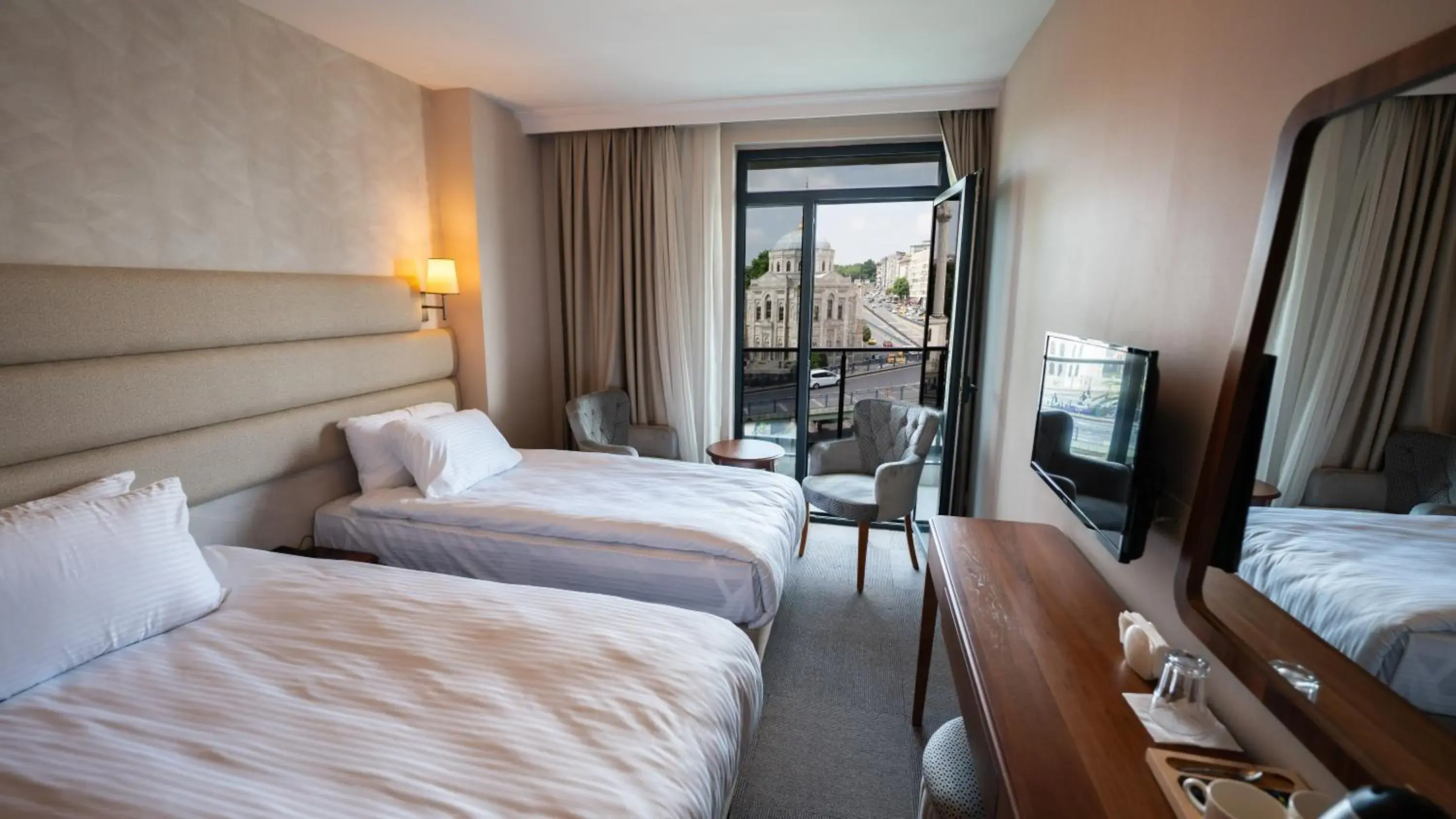 Triple Room with Balcony in Istanbul Midpoint Hotel Triple Room with Balcony in Istanbul Midpoint Hotel