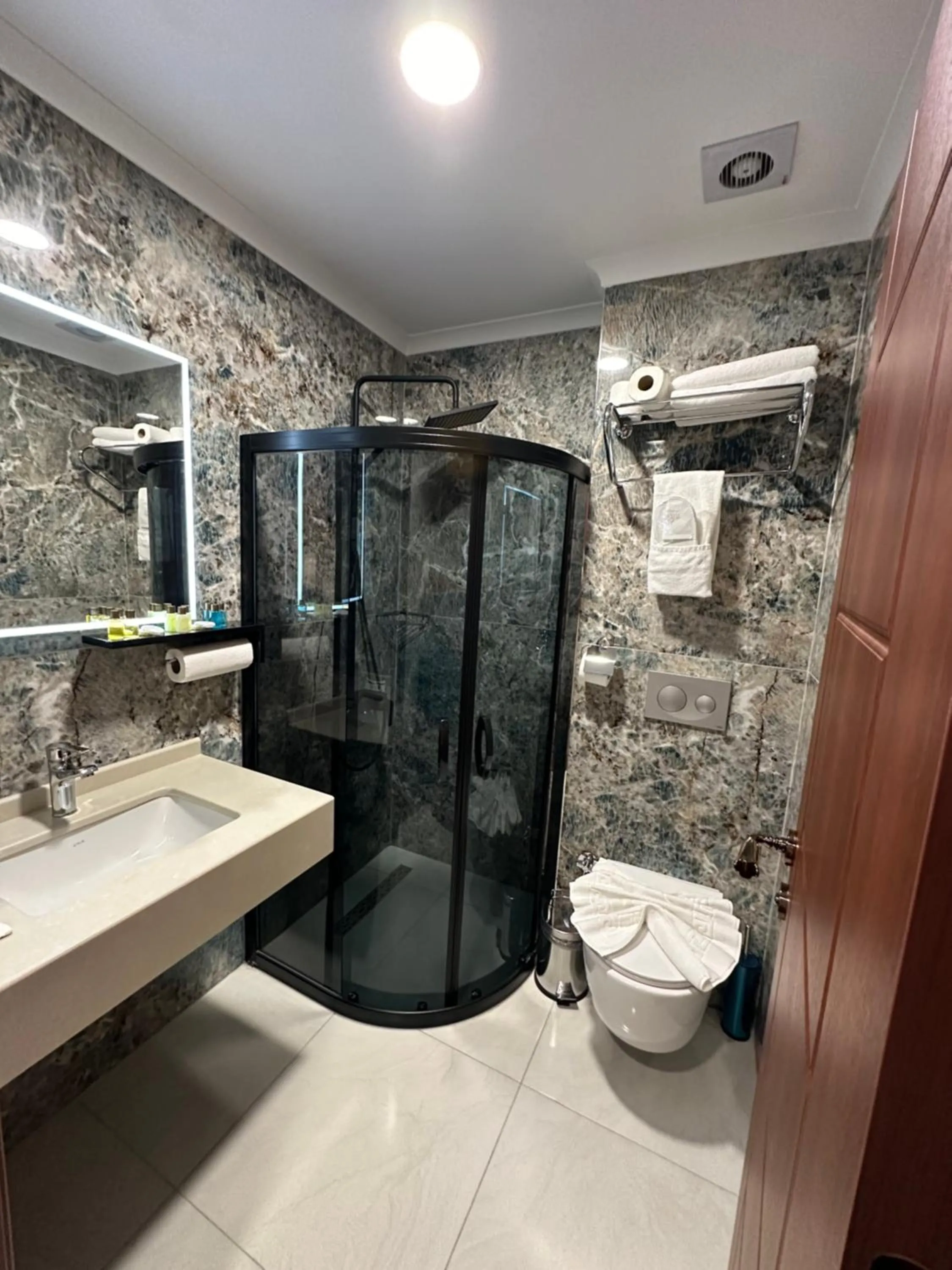 Shower in Istanbul Midpoint Hotel