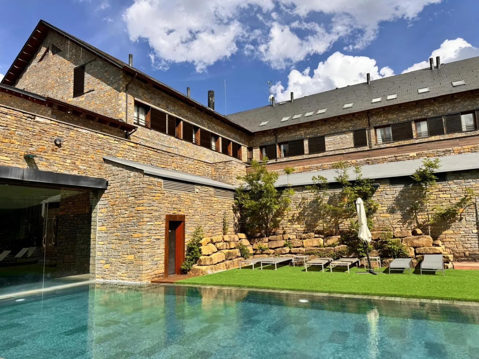 Swimming pool in Aparthotel Siente Boí & SPA