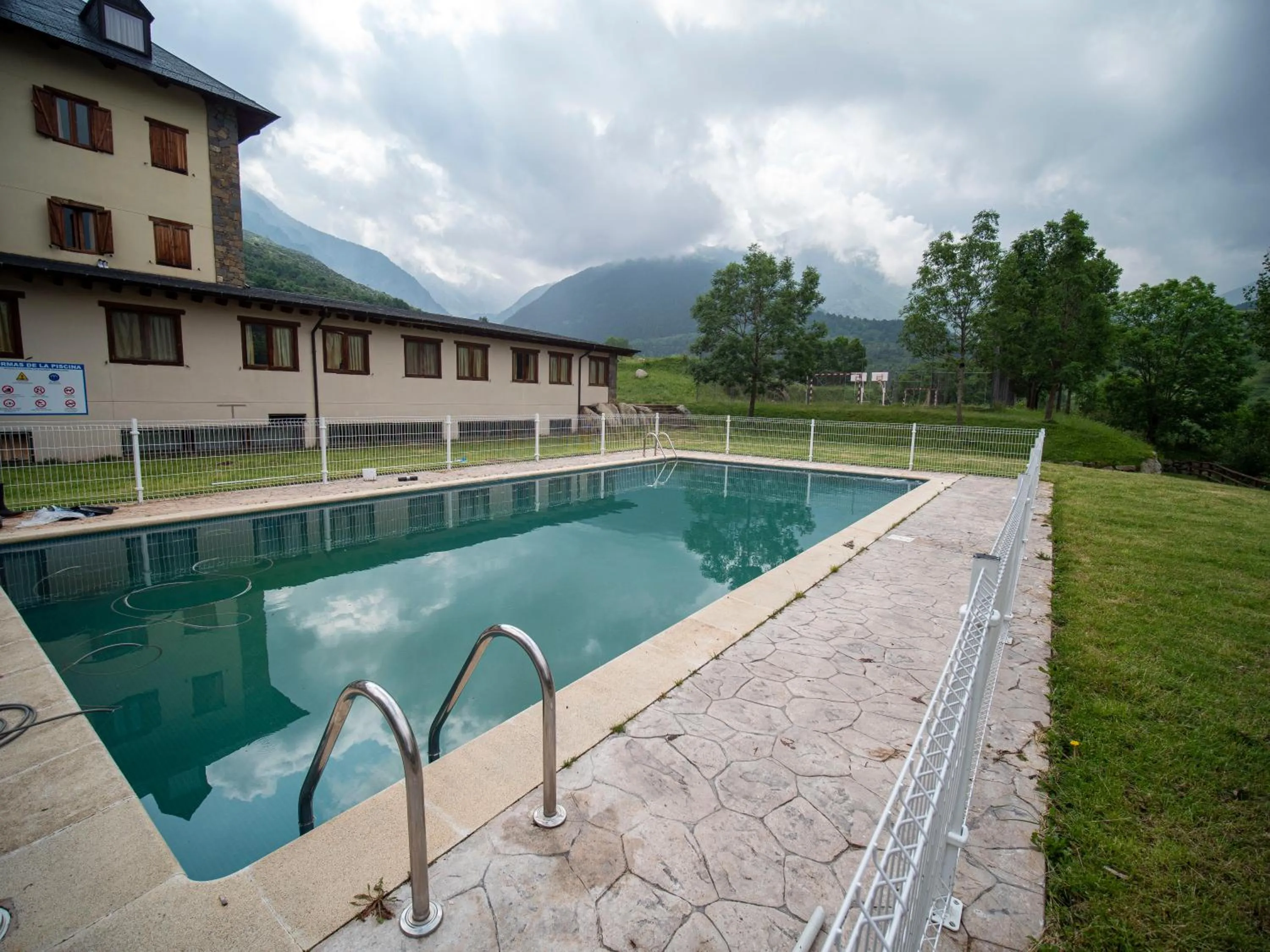 Swimming pool in Hotel Taüll