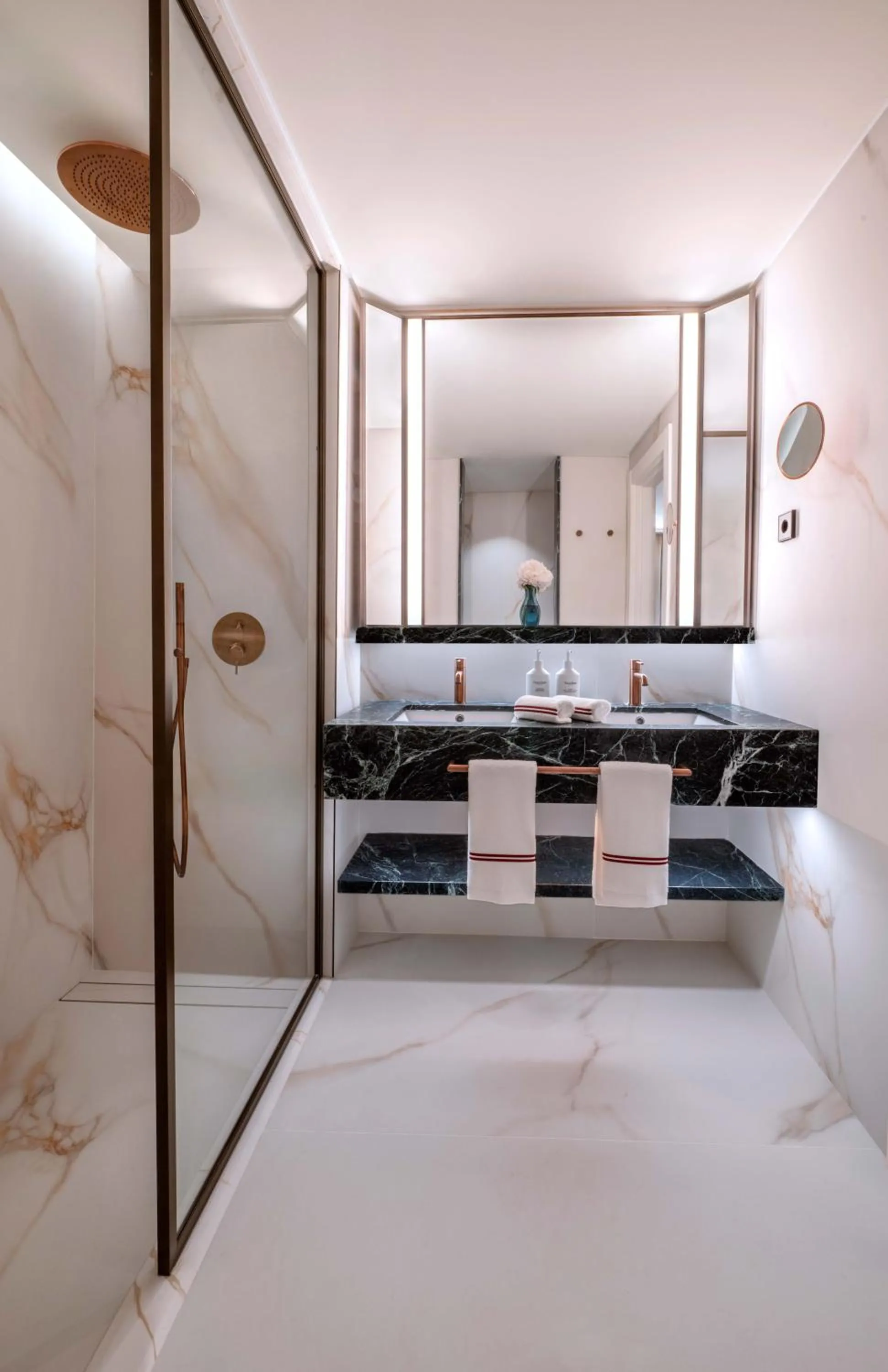 Bathroom, Bed in Don Carlos Marbella