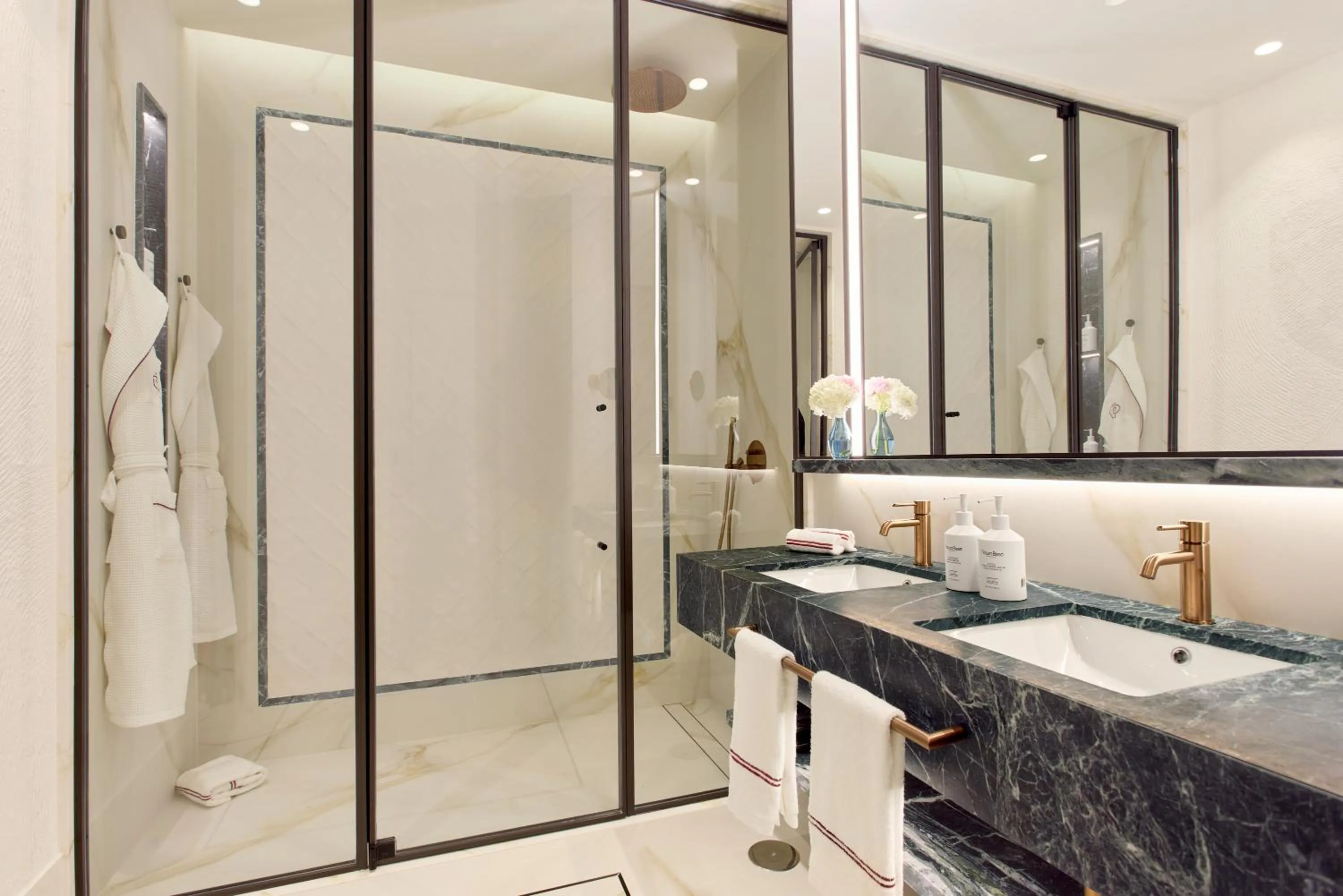 Shower in Don Carlos Marbella