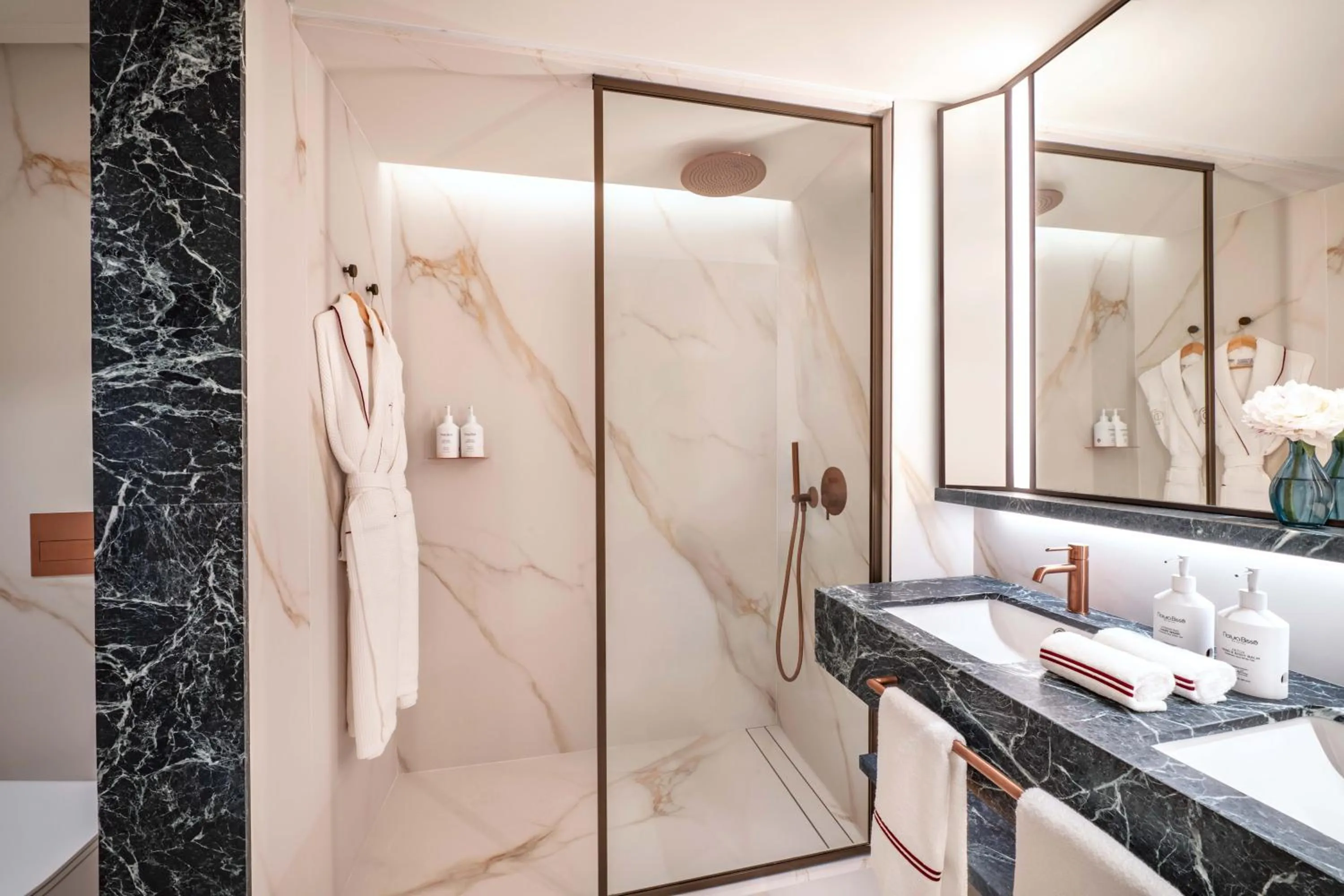 Shower in Don Carlos Marbella