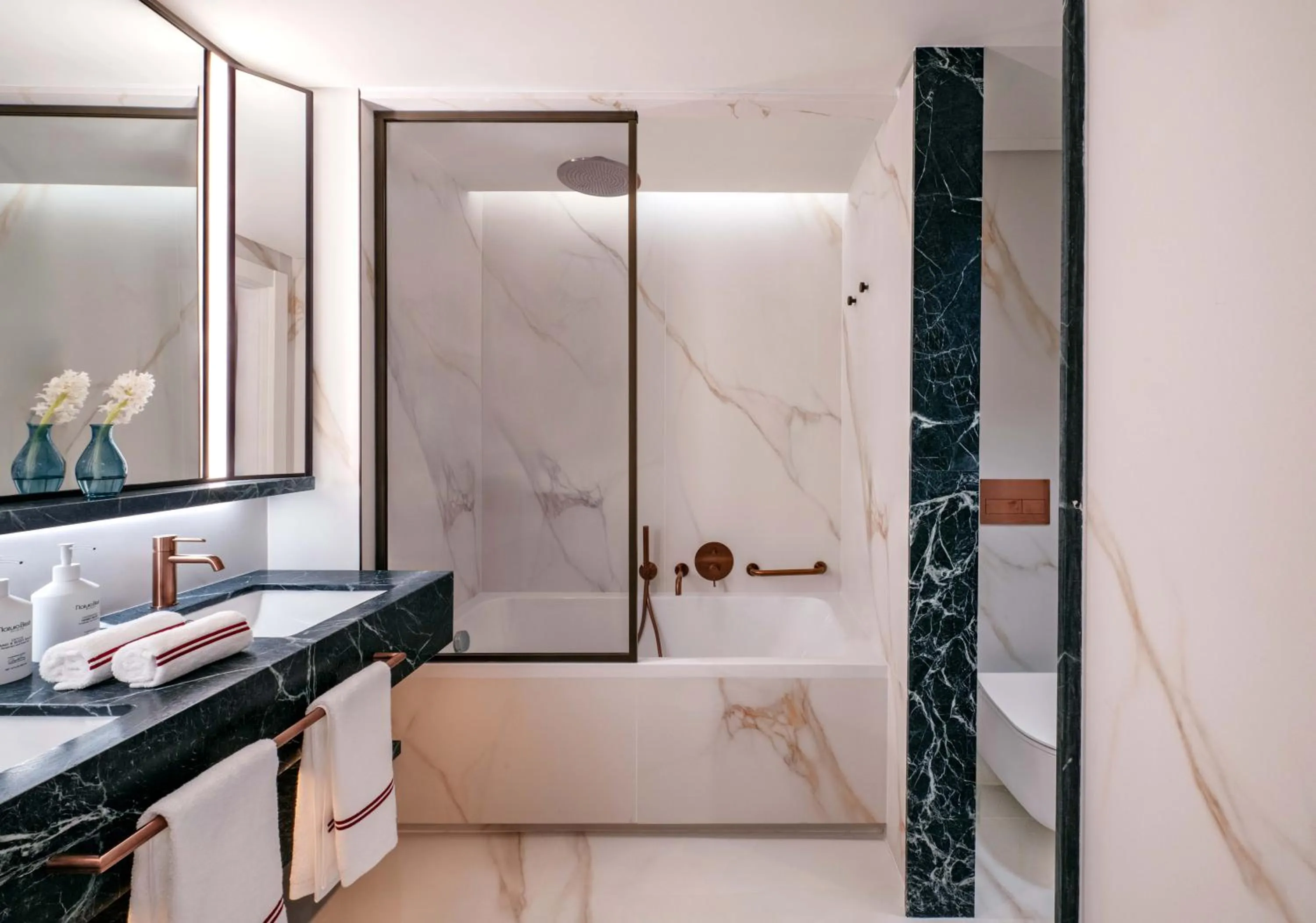 Shower in Don Carlos Marbella