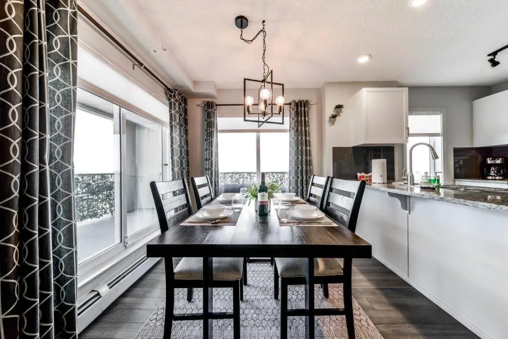 Bright Luxe Condo, AC, Top Floor, King Bed, Balcony!