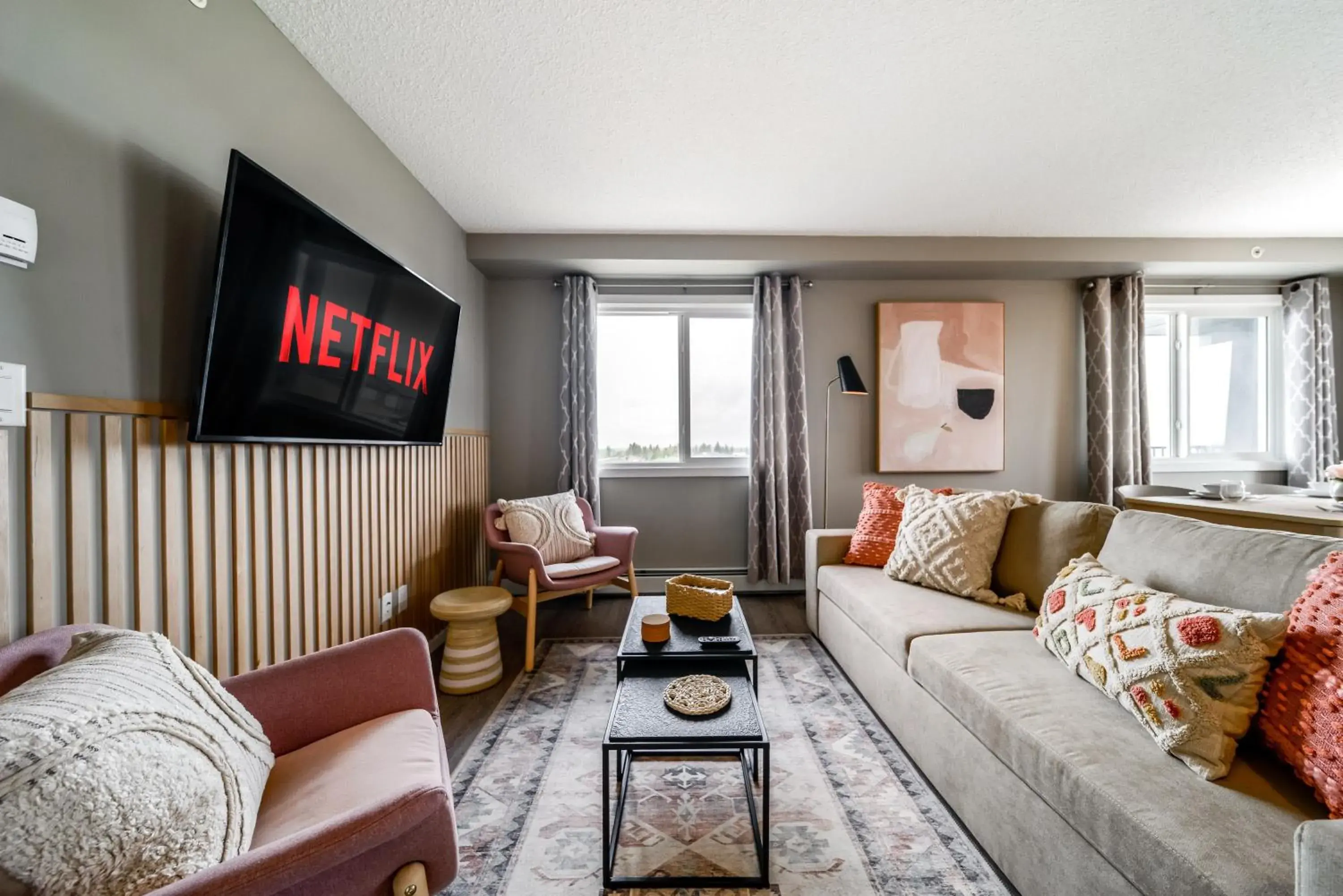 Peaceful Oasis Condo, AC, Top Floor, Secure UG Parking, Balcony, King Bed! Peaceful Oasis Condo, AC, Top Floor, Secure UG Parking, Balcony, King Bed!