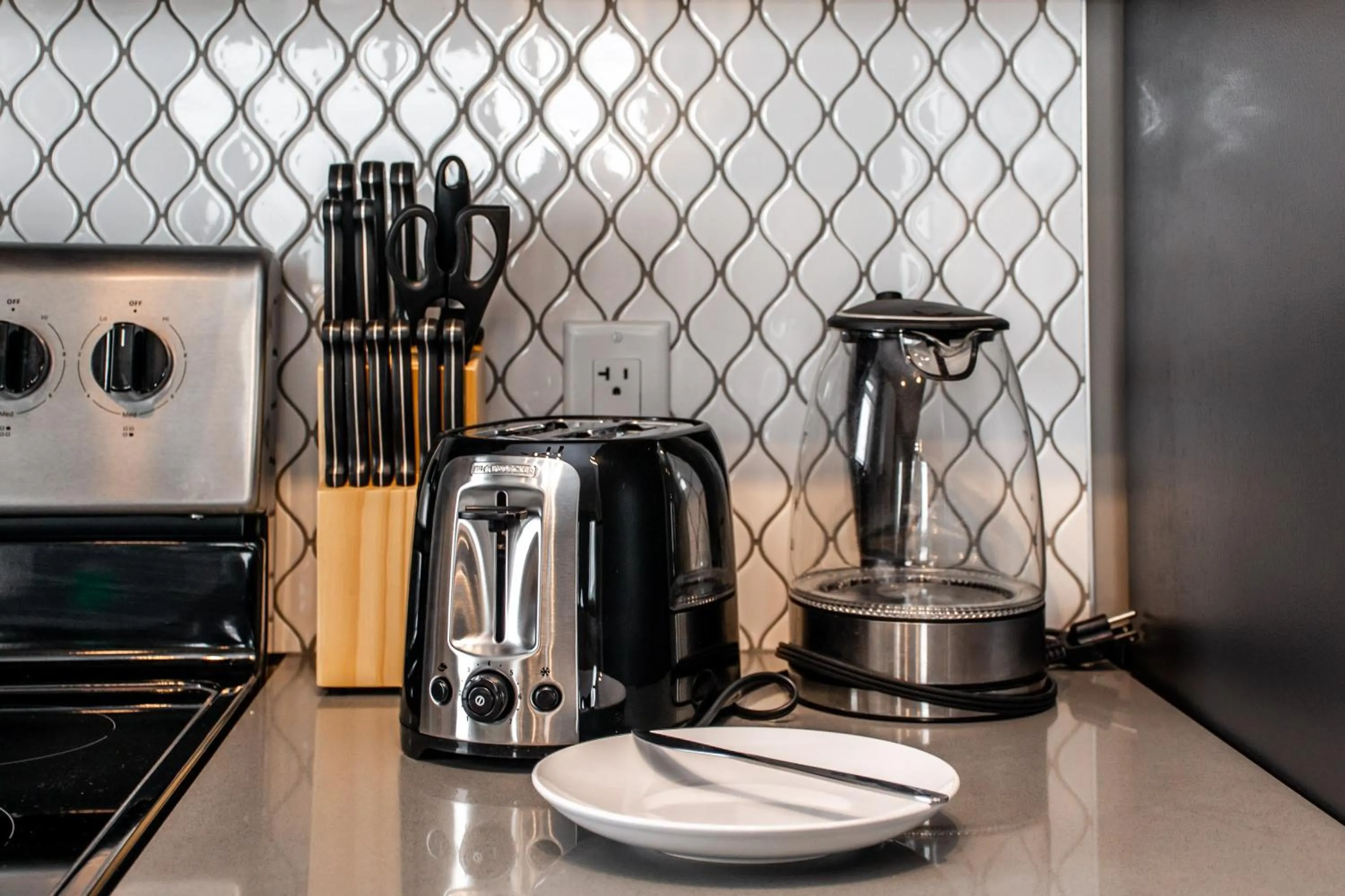 kitchen in Peaceful Oasis Condo, AC, Top Floor, Secure UG Parking, Balcony, King Bed!