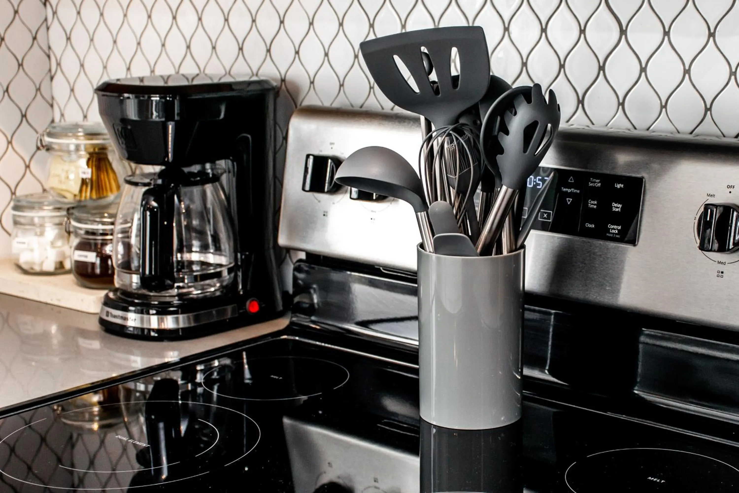 Coffee/tea facilities in Peaceful Oasis Condo, AC, Top Floor, Secure UG Parking, Balcony, King Bed!