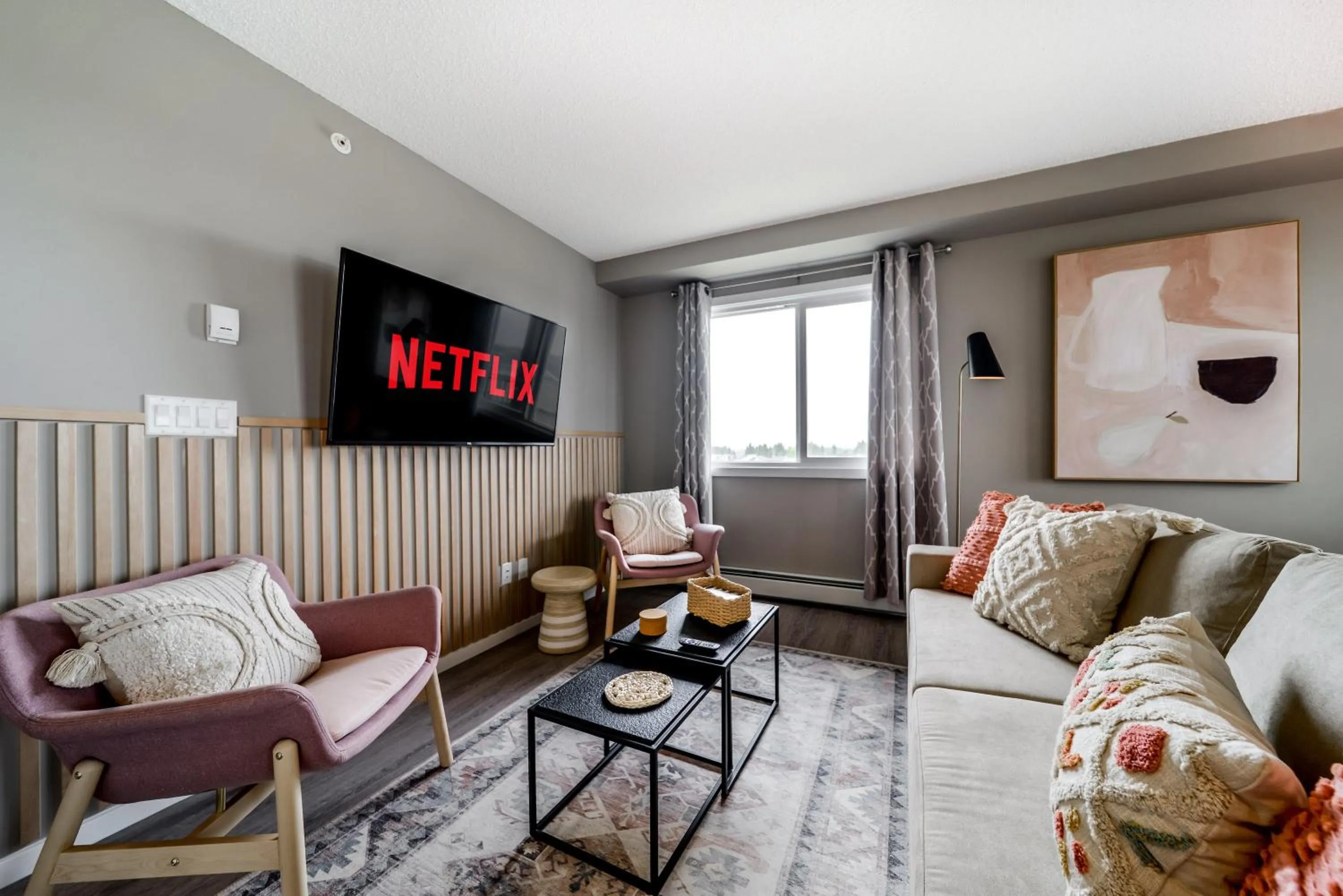 TV and multimedia in Peaceful Oasis Condo, AC, Top Floor, Secure UG Parking, Balcony, King Bed!