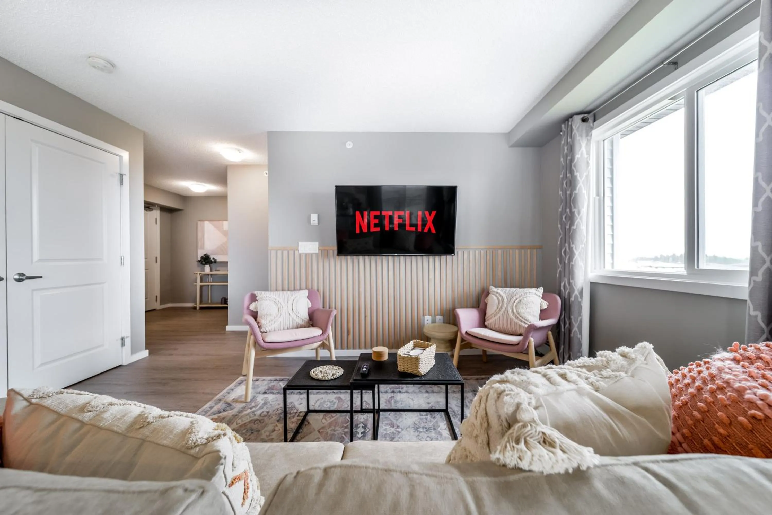 TV and multimedia in Peaceful Oasis Condo, AC, Top Floor, Secure UG Parking, Balcony, King Bed!