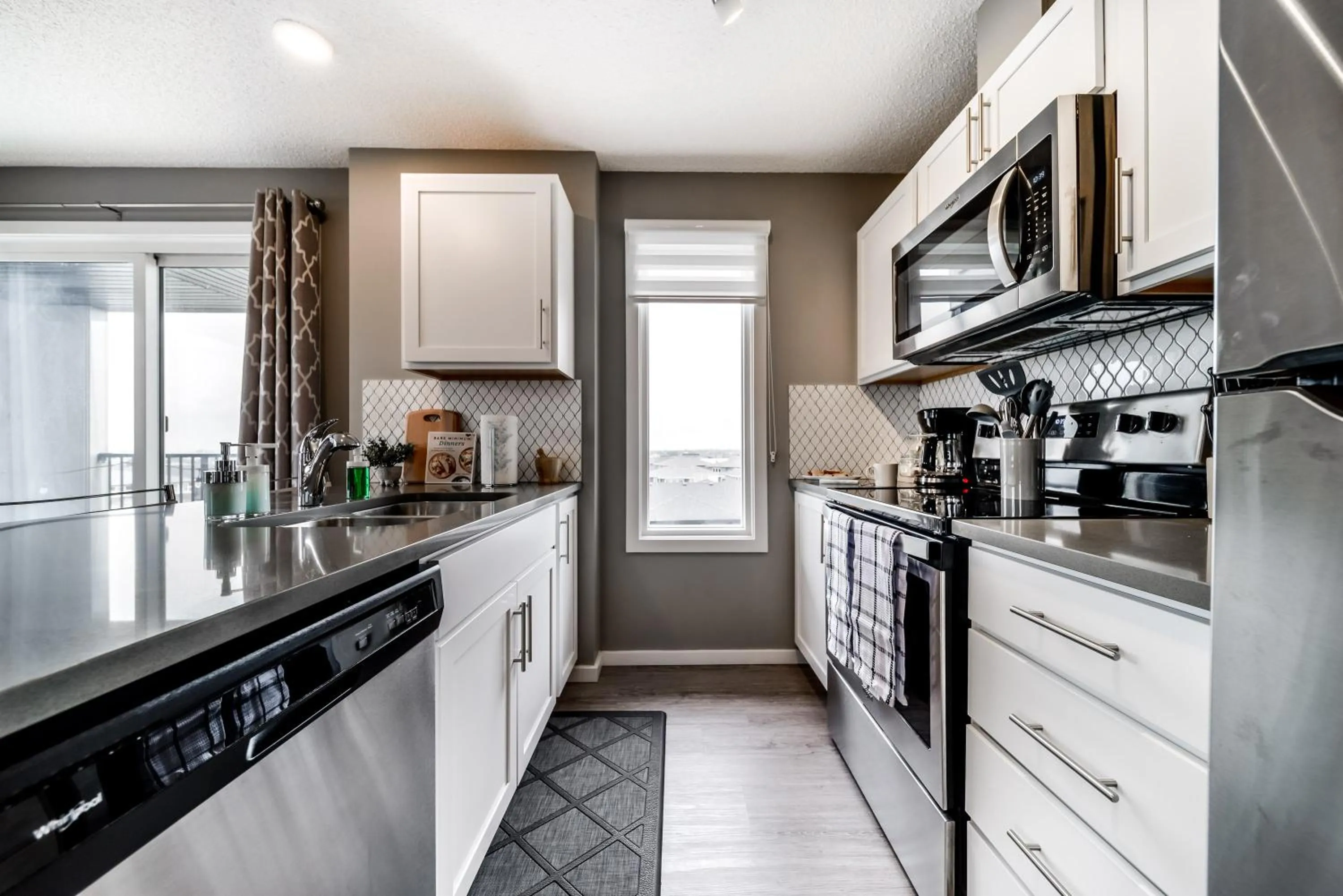 Kitchen or kitchenette in Peaceful Oasis Condo, AC, Top Floor, Secure UG Parking, Balcony, King Bed!