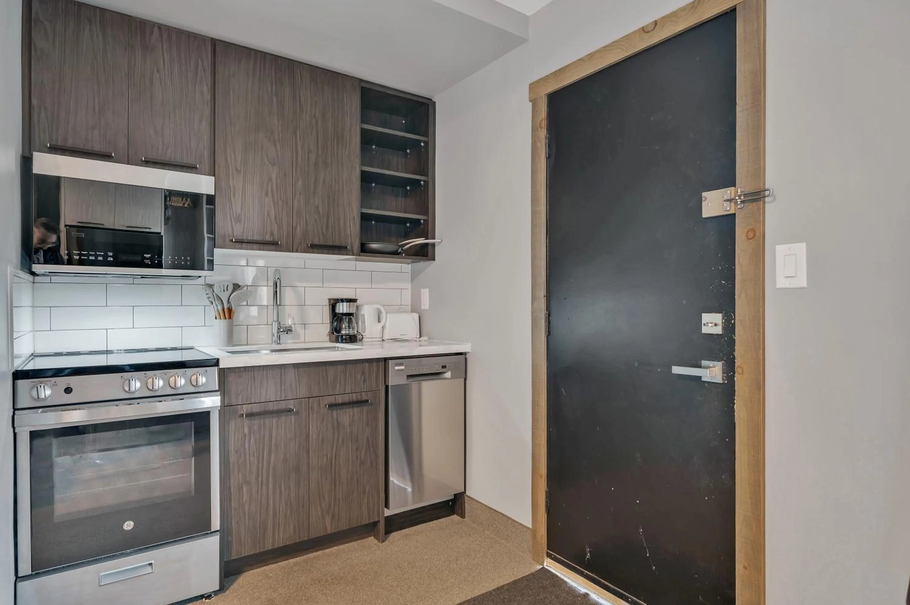 Kitchen or kitchenette in Moira Lake Motel