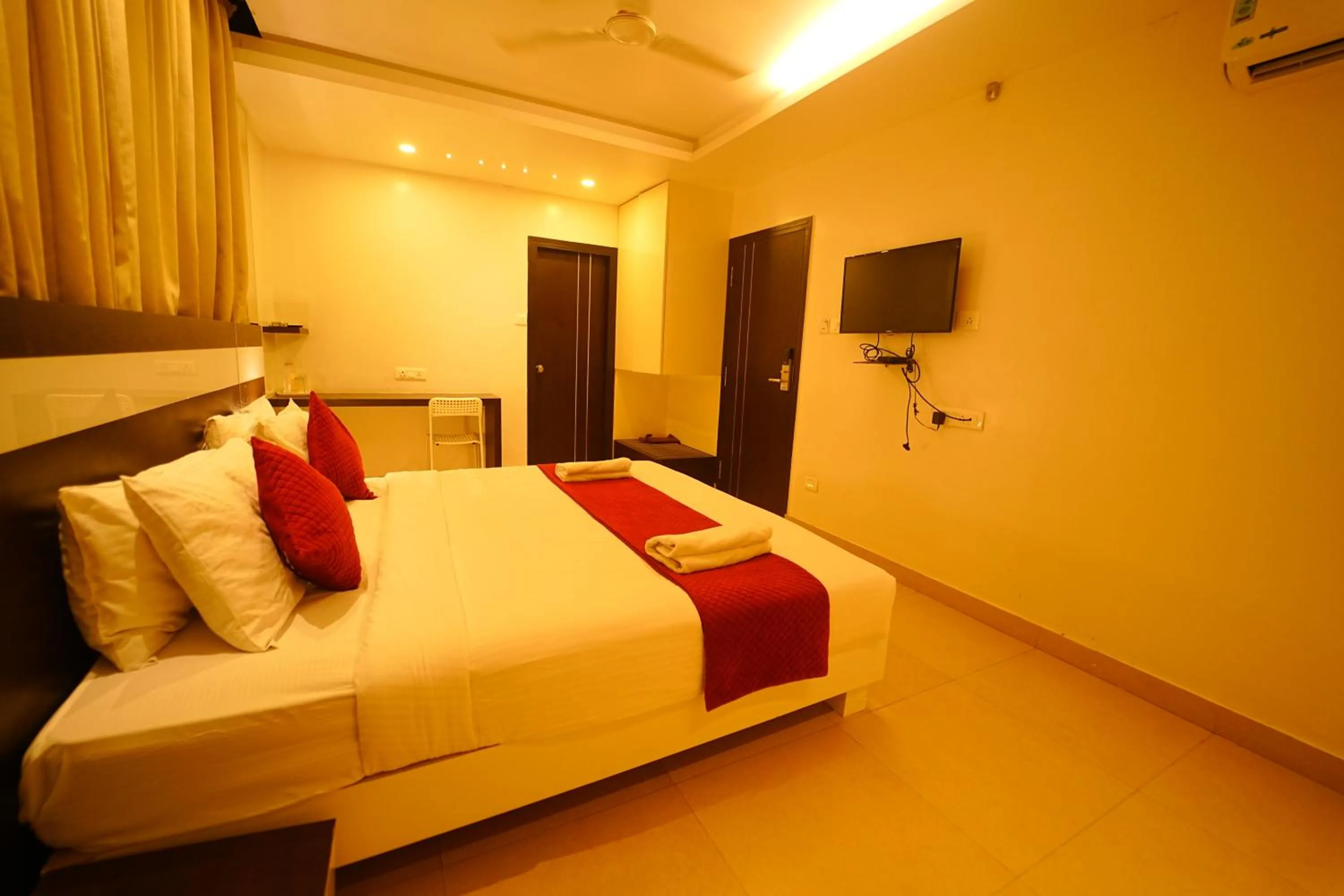 wardrobe, Bed in Yuvraj Palace Inn