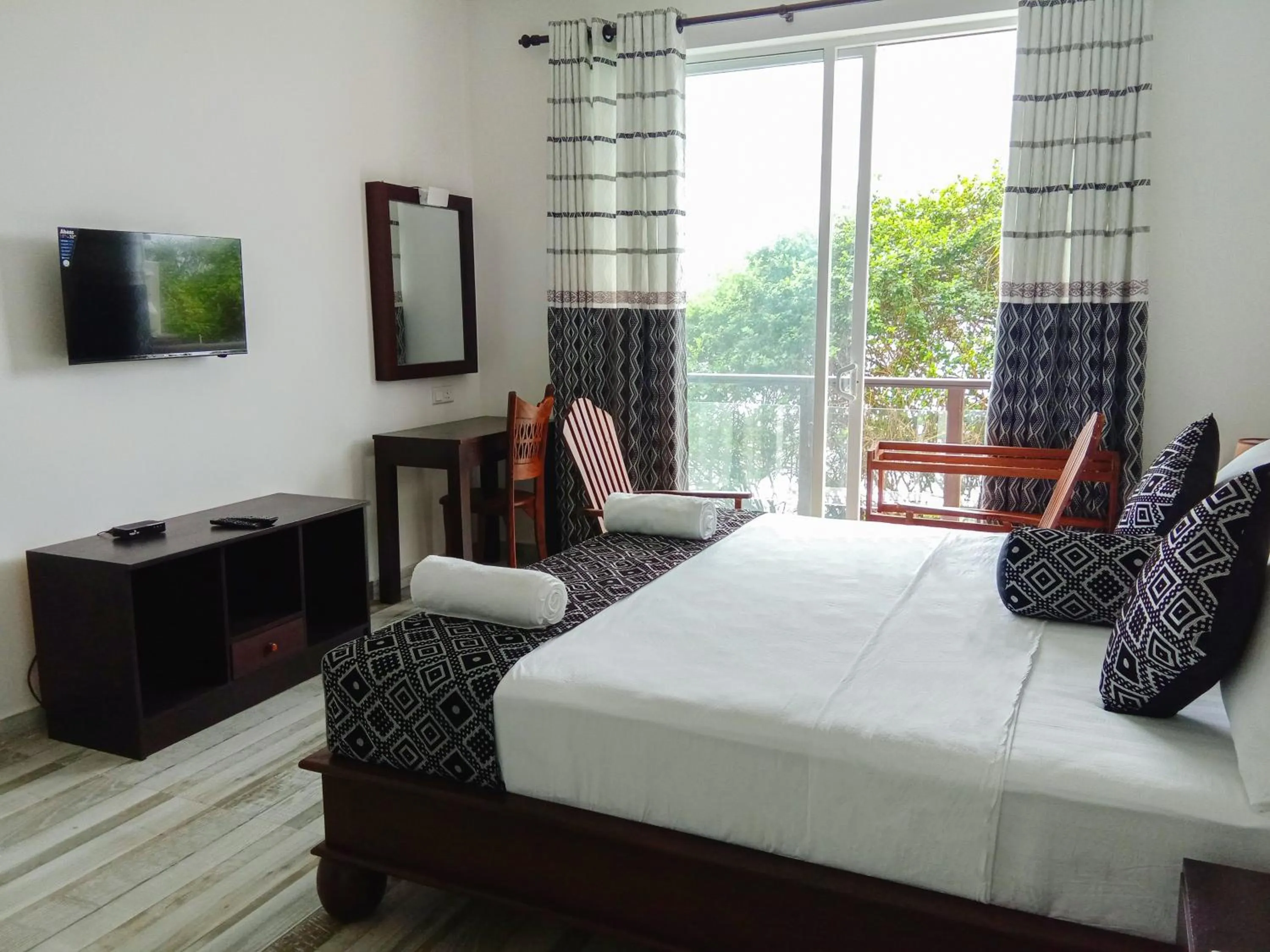 Communal lounge/ TV room, Bed in ARA Beach Resort Mirissa