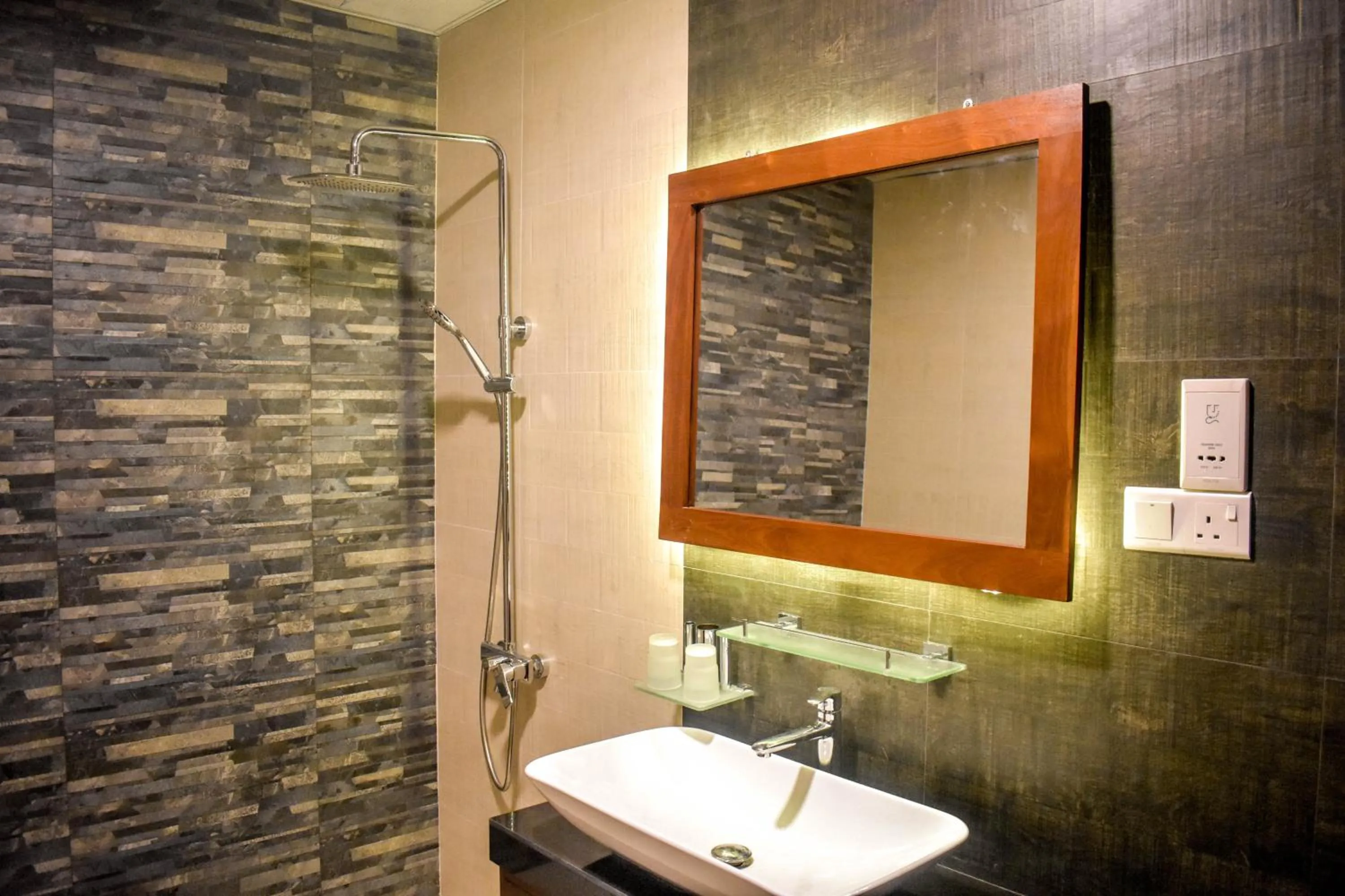 Shower in ARA Beach Resort Mirissa