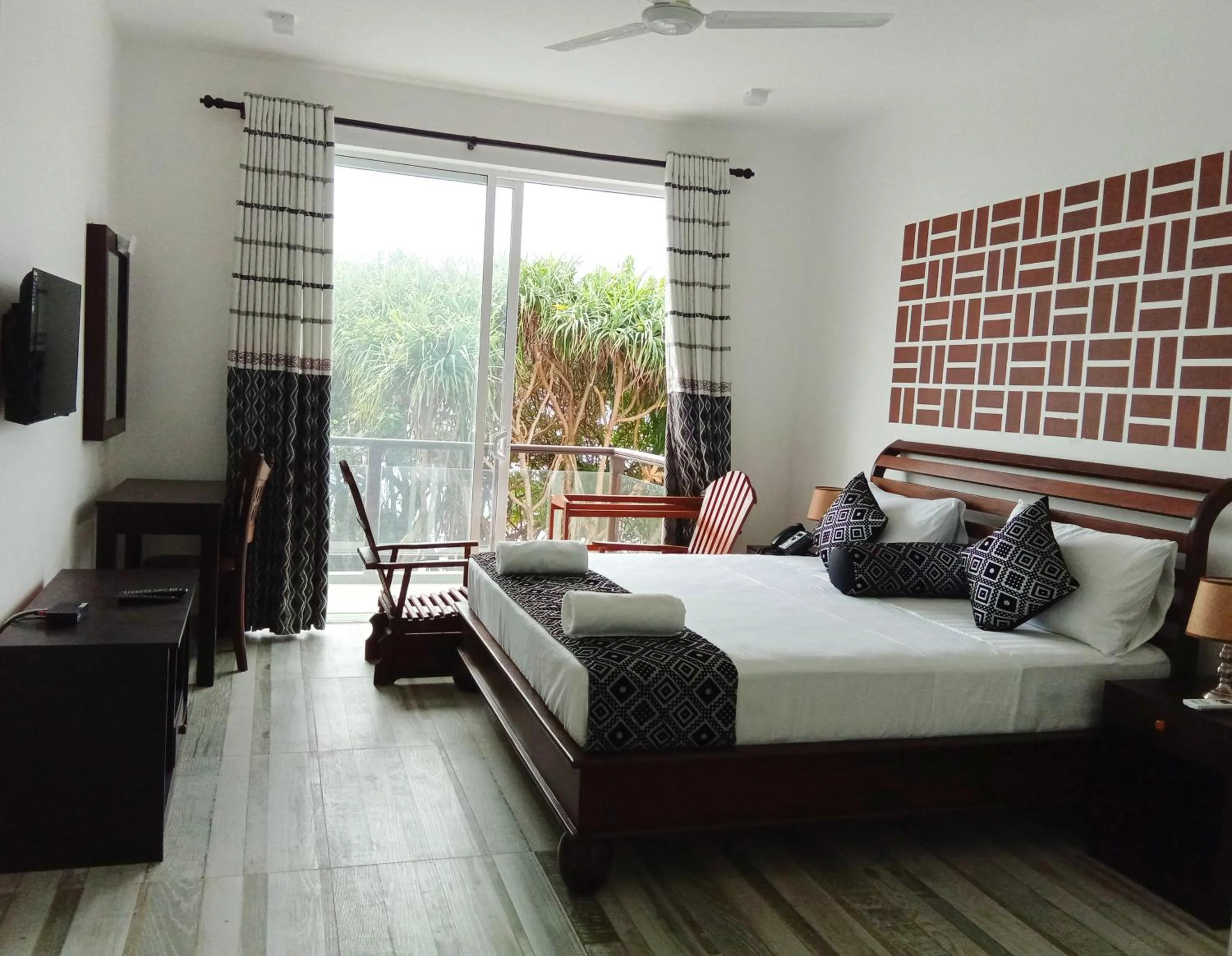 Communal lounge/ TV room, Bed in ARA Beach Resort Mirissa