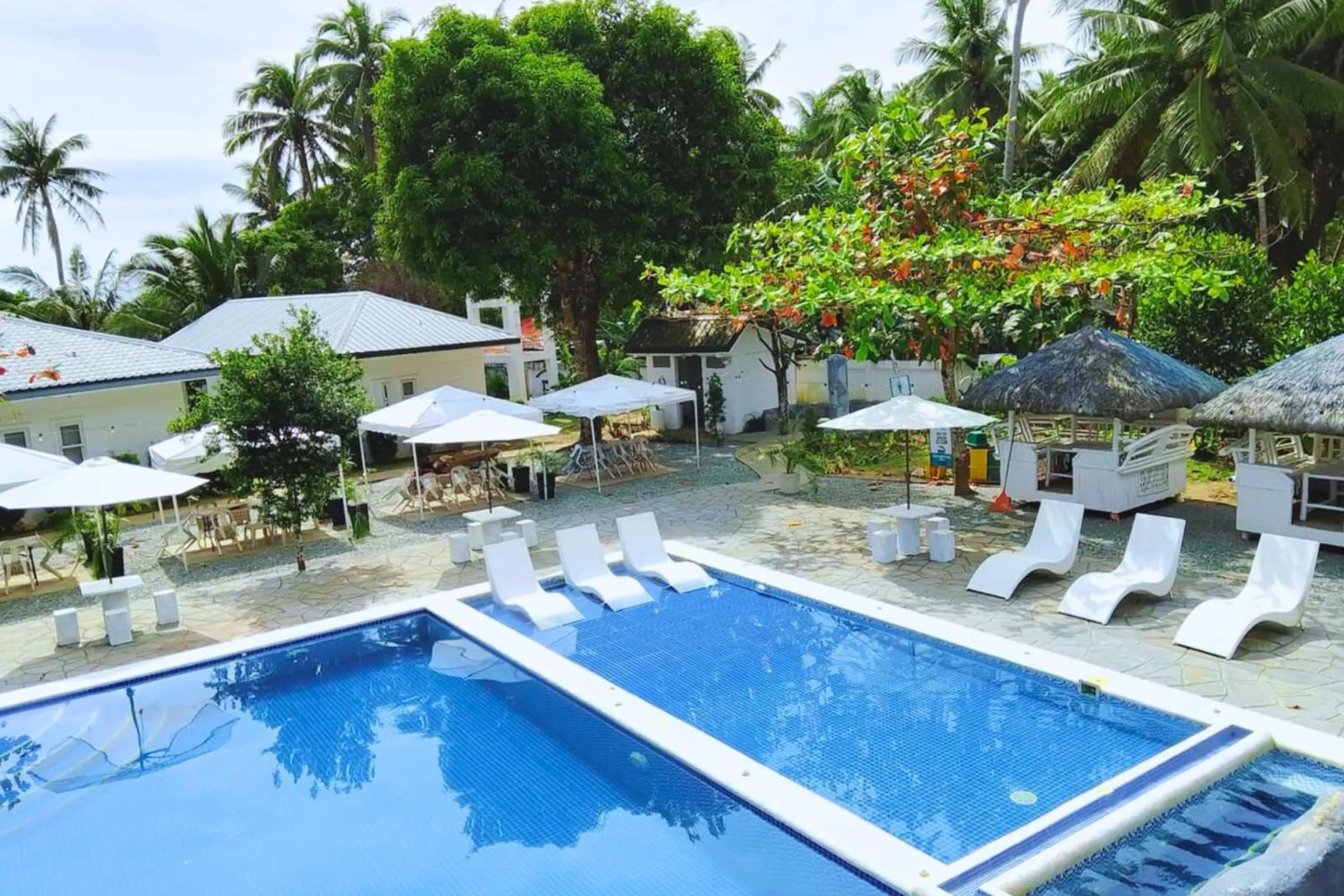 Swimming pool in Kehalani Beach Resort by Cocotel