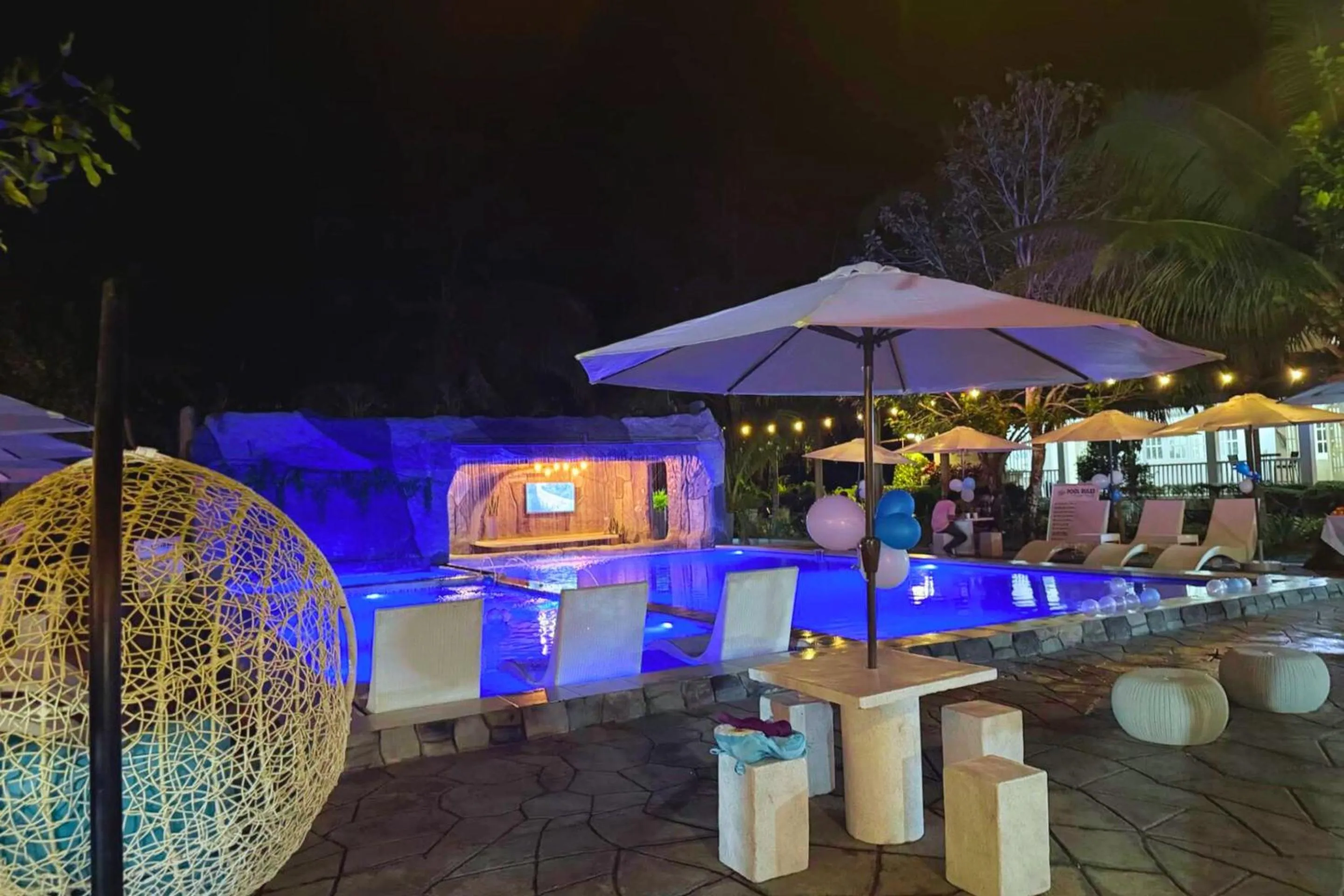 Swimming pool in Kehalani Beach Resort by Cocotel