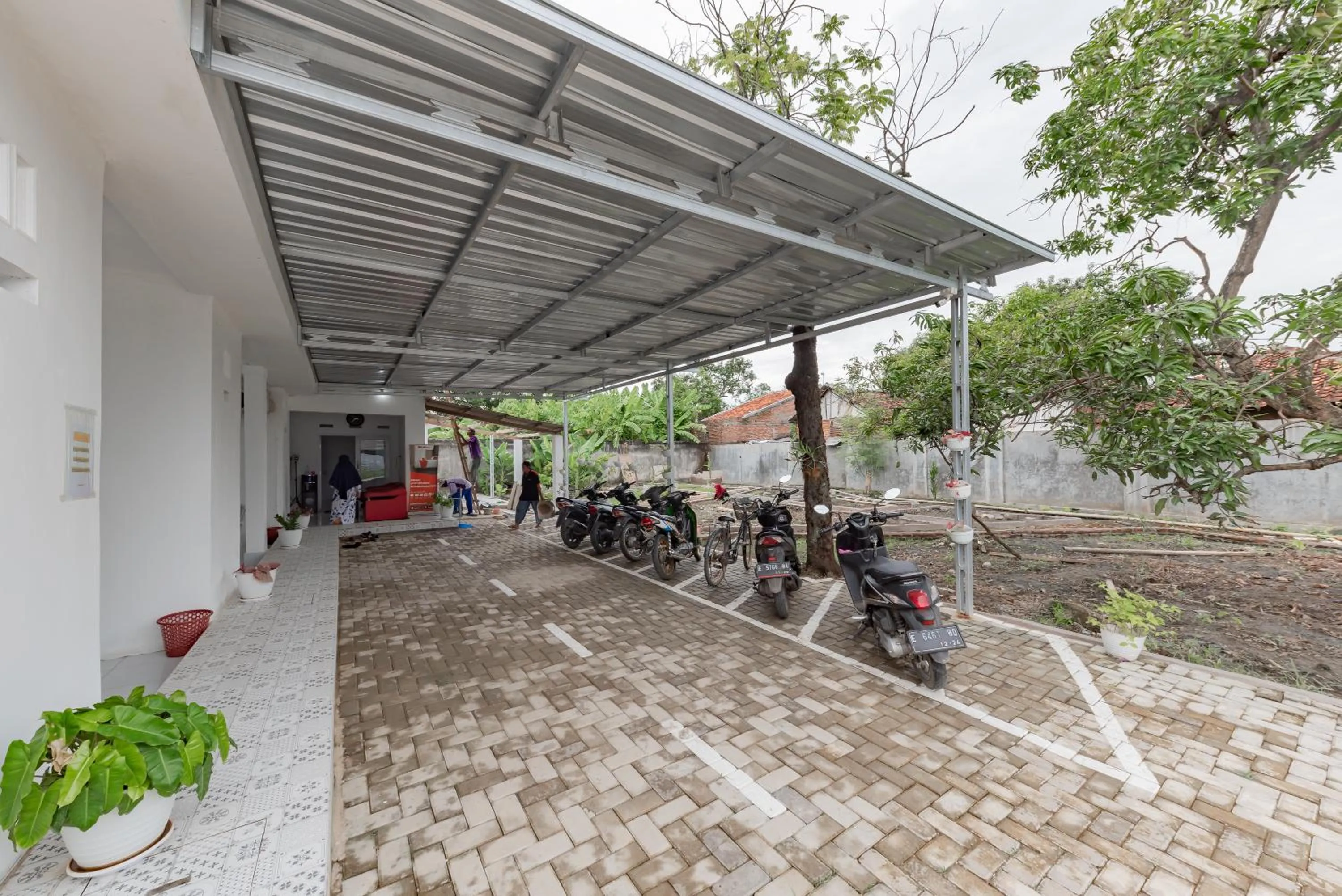 Parking in RedDoorz Syariah near Alun Alun Ciledug Cirebon