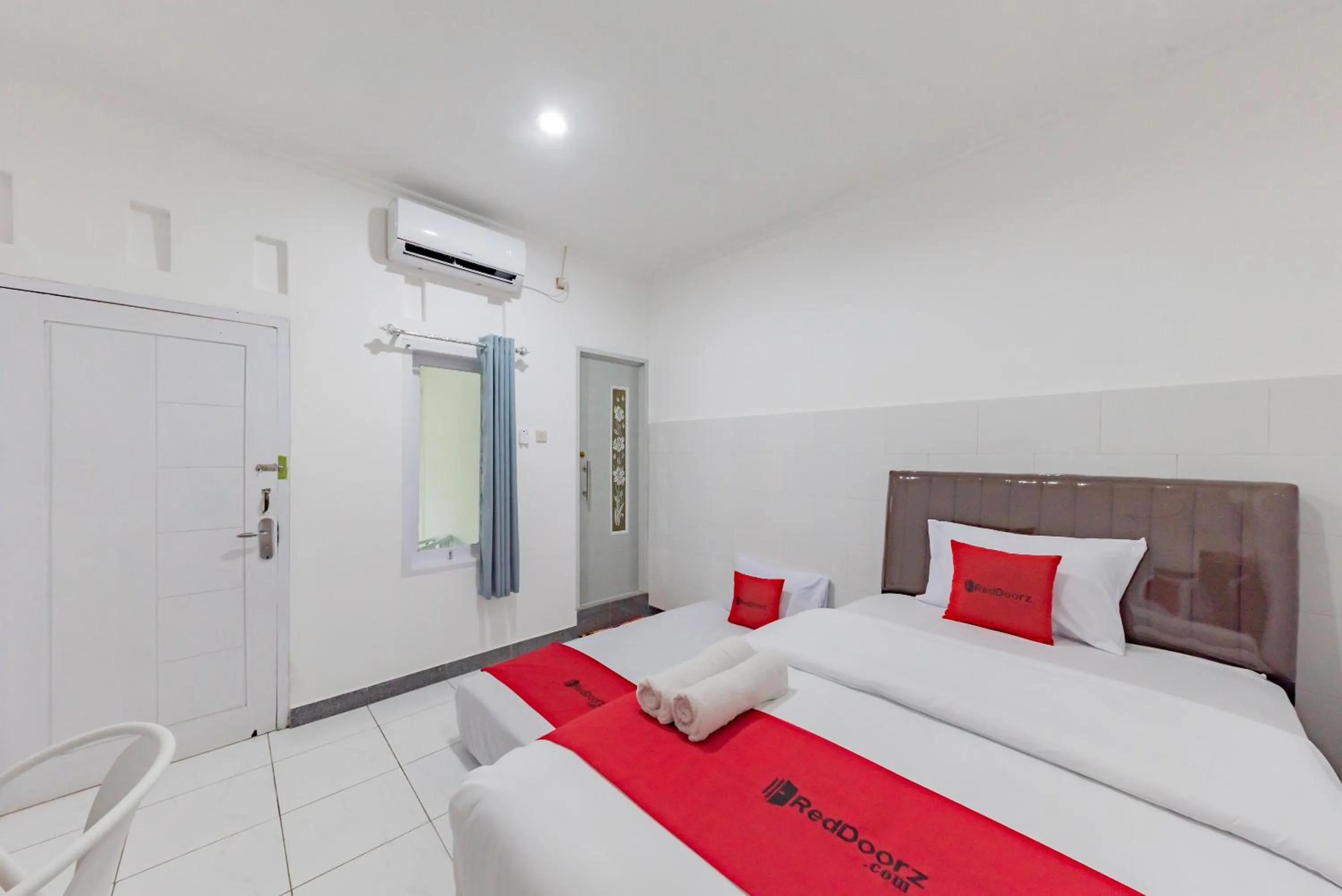 Bedroom, Bed in RedDoorz Syariah near Alun Alun Ciledug Cirebon
